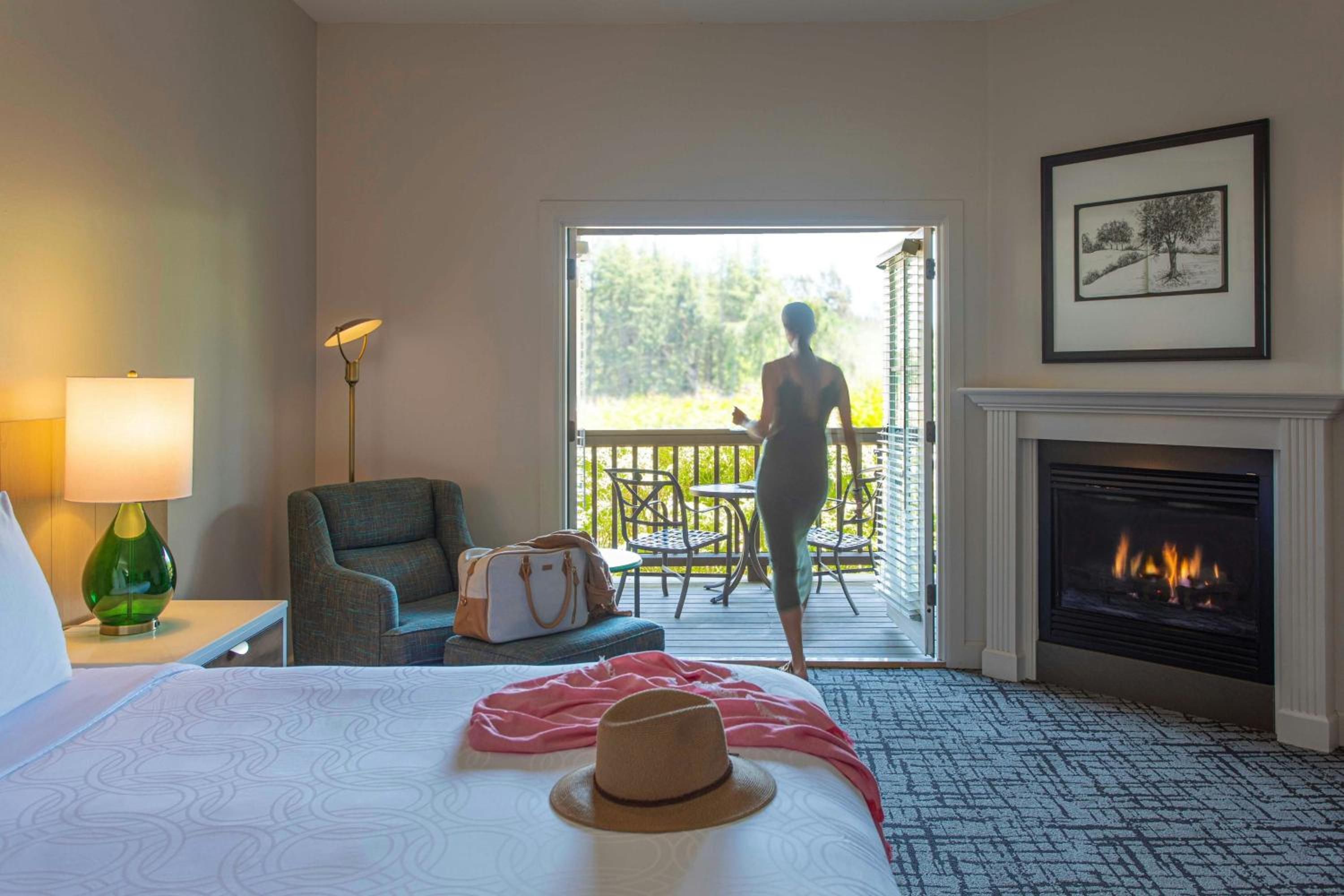 Lodge Premier King Room with Resort View and Balcony - Mobility/Hearing Accessible with Tub - Photo 2