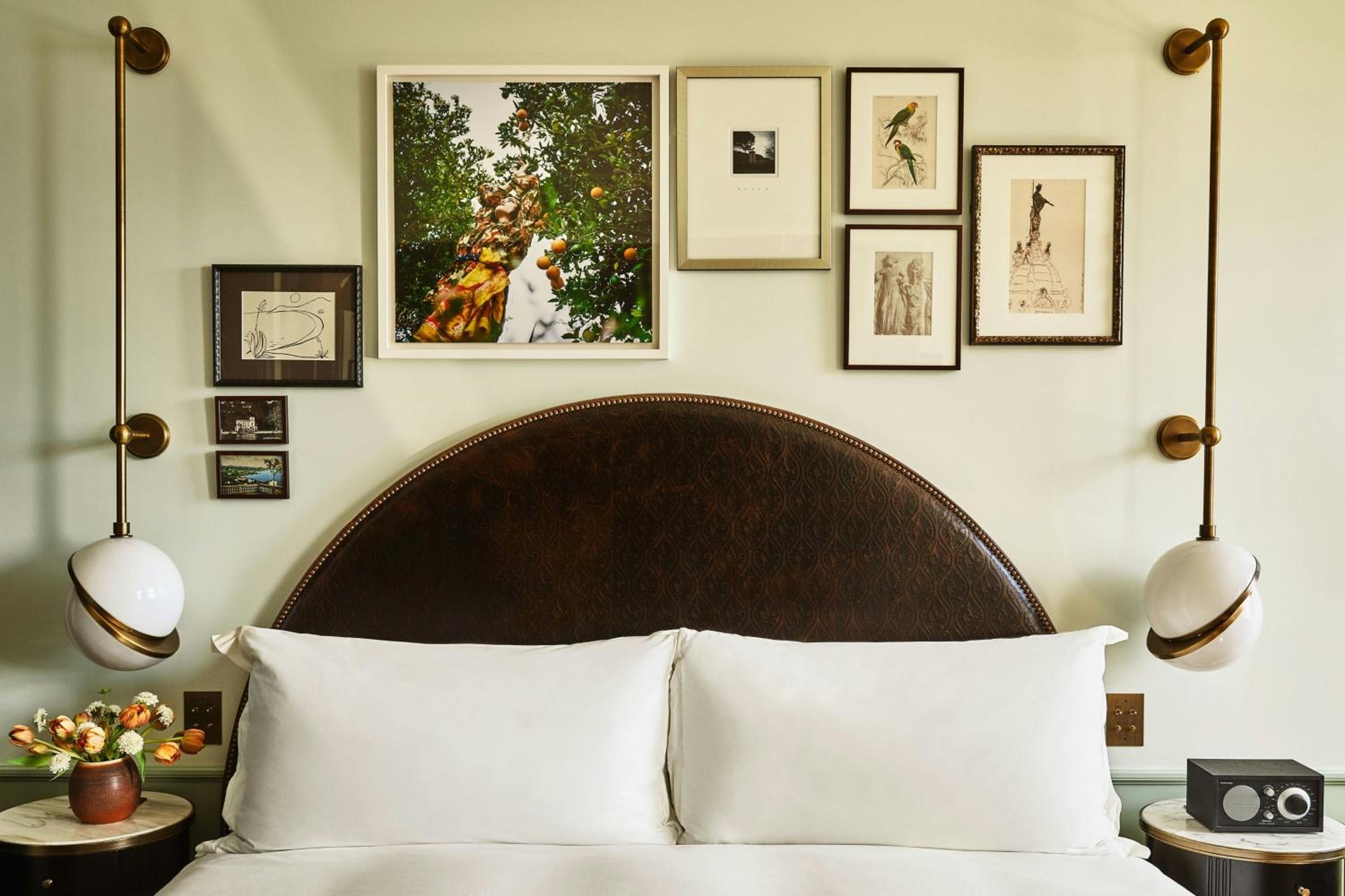King Room with One King Bed and Roll In Shower (Non Smoking) (Accessible)