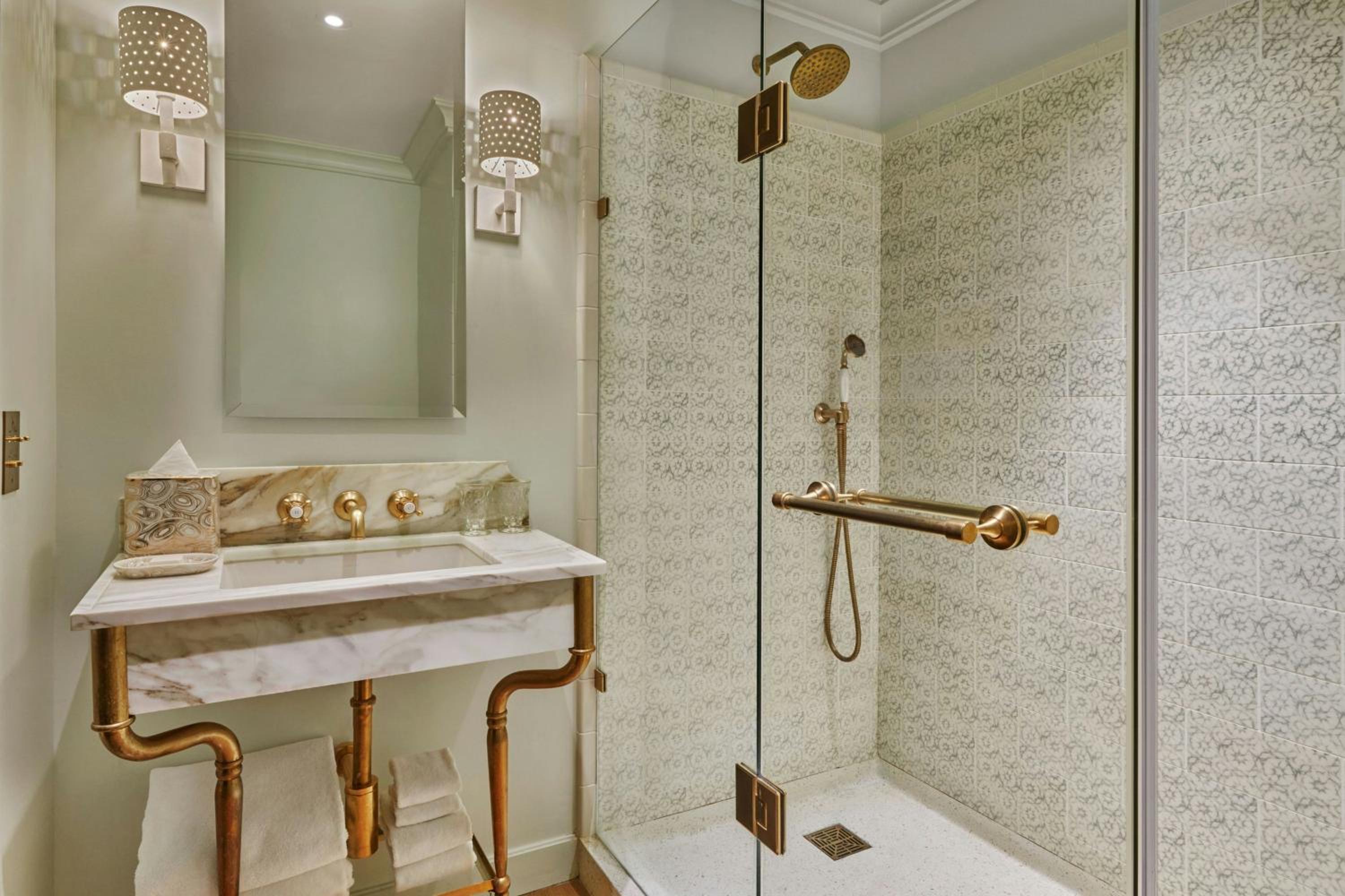 King Room with One King Bed and Roll In Shower (Non Smoking) (Accessible)