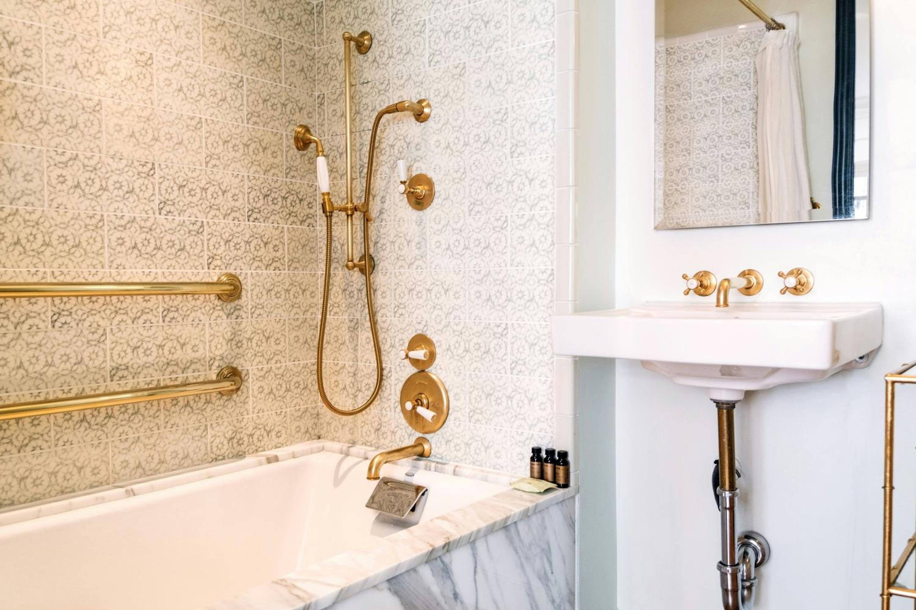 Studio King Suite - Mobility Accessible with Tub
