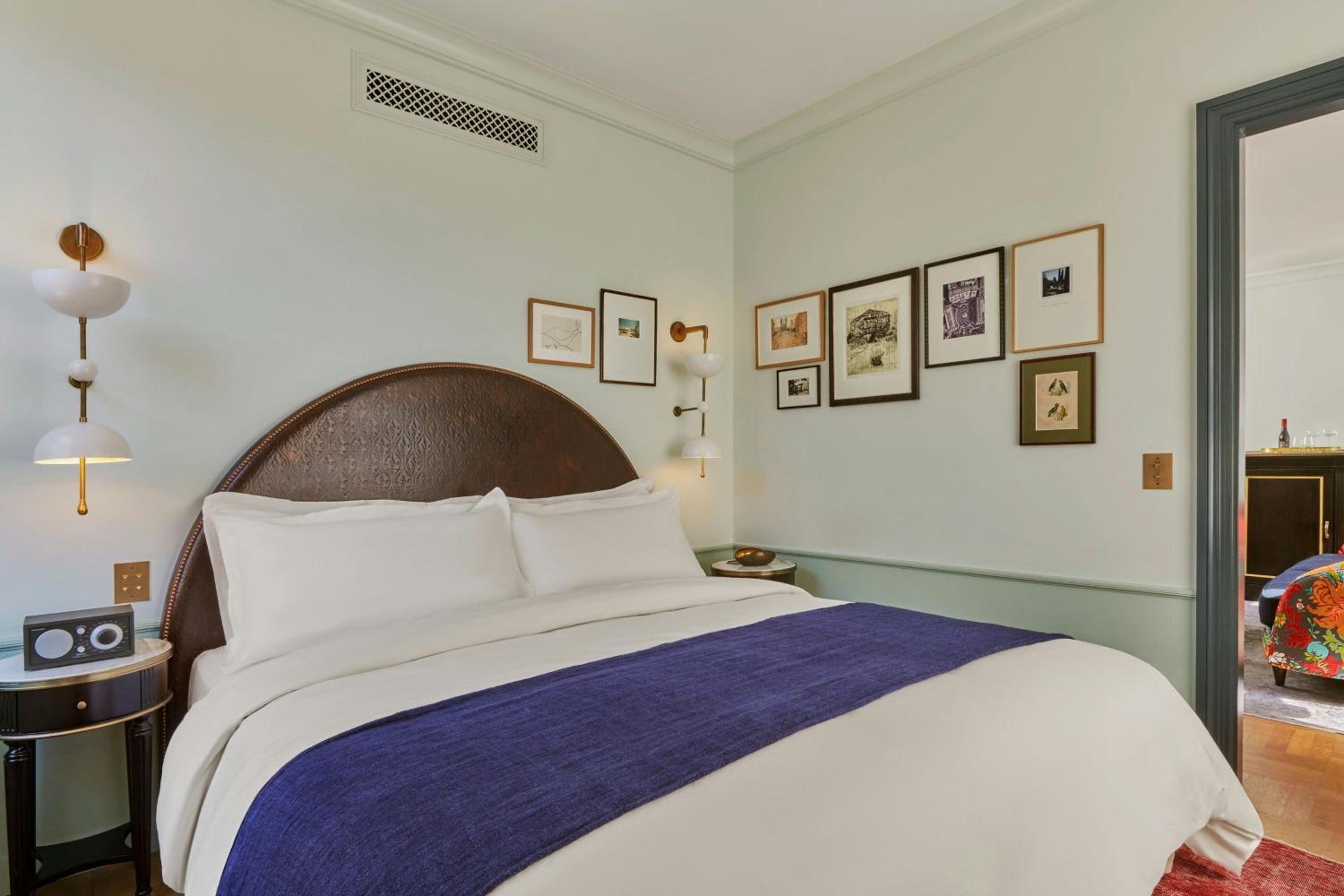 One Bedroom Suite with One King Bed (Non Smoking) (Accessible)