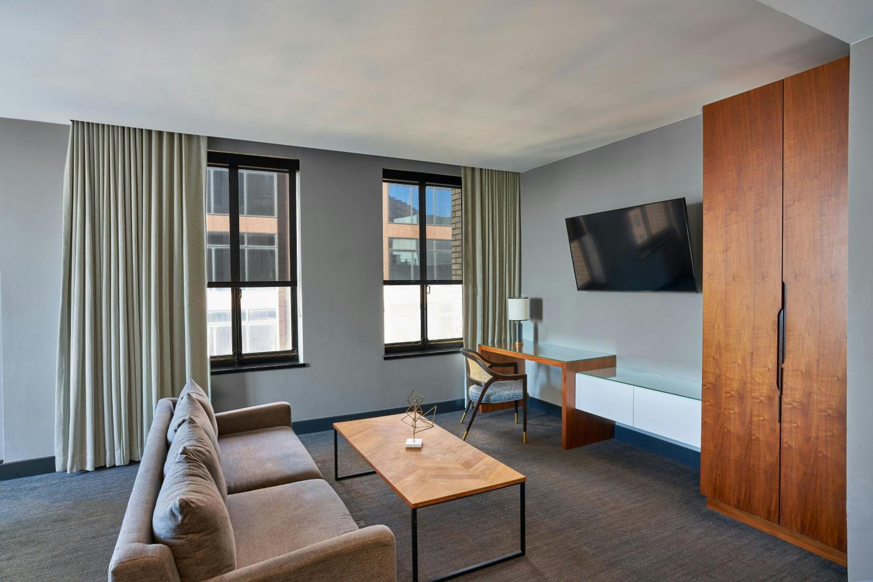1 Bedroom Junior Suite, 1 King, Sofa bed (Mobility Accessible w/ Roll-in Shower) photo 1