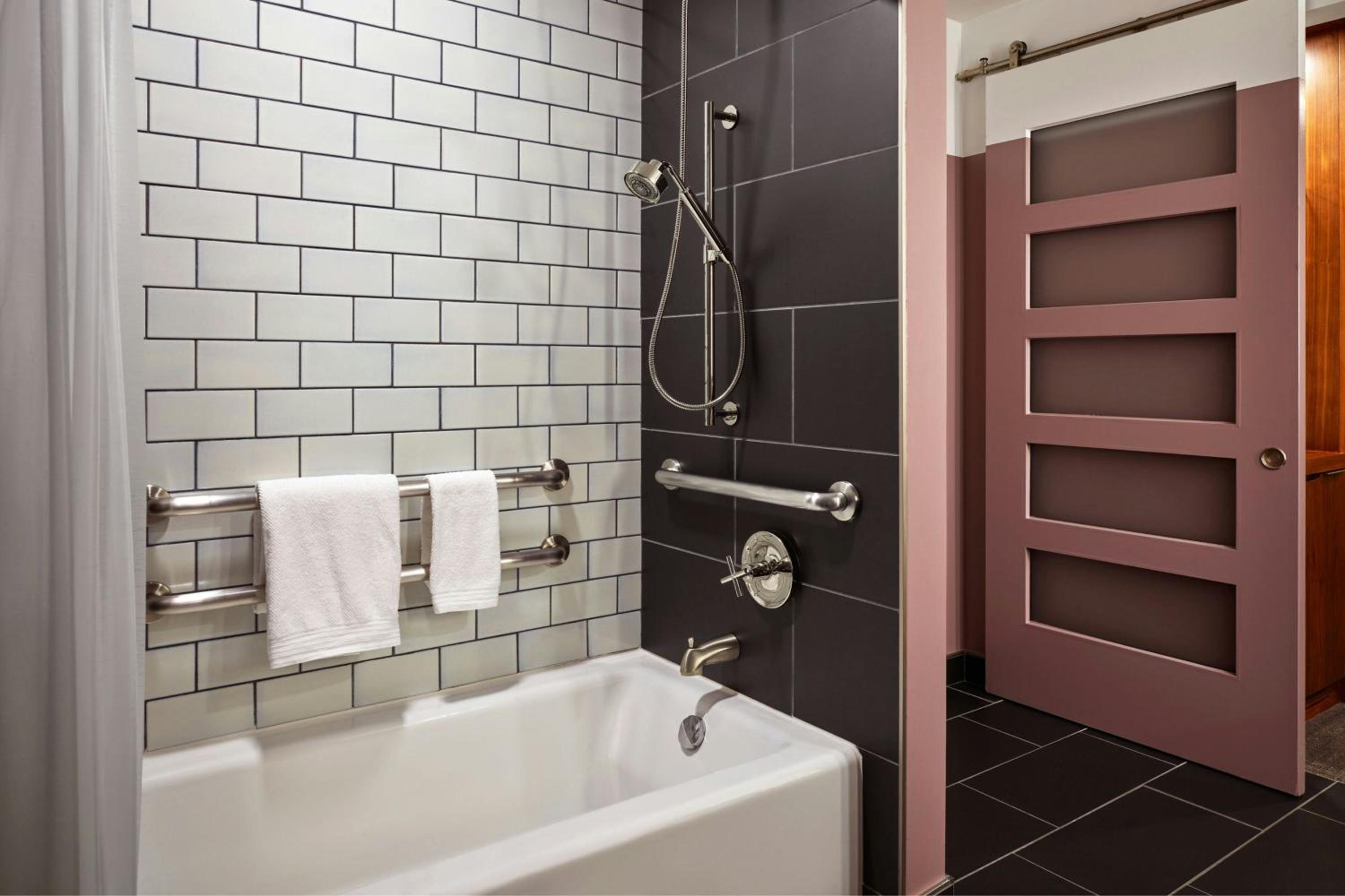 King Room - Mobility/Hearing Accessible with Tub photo 2