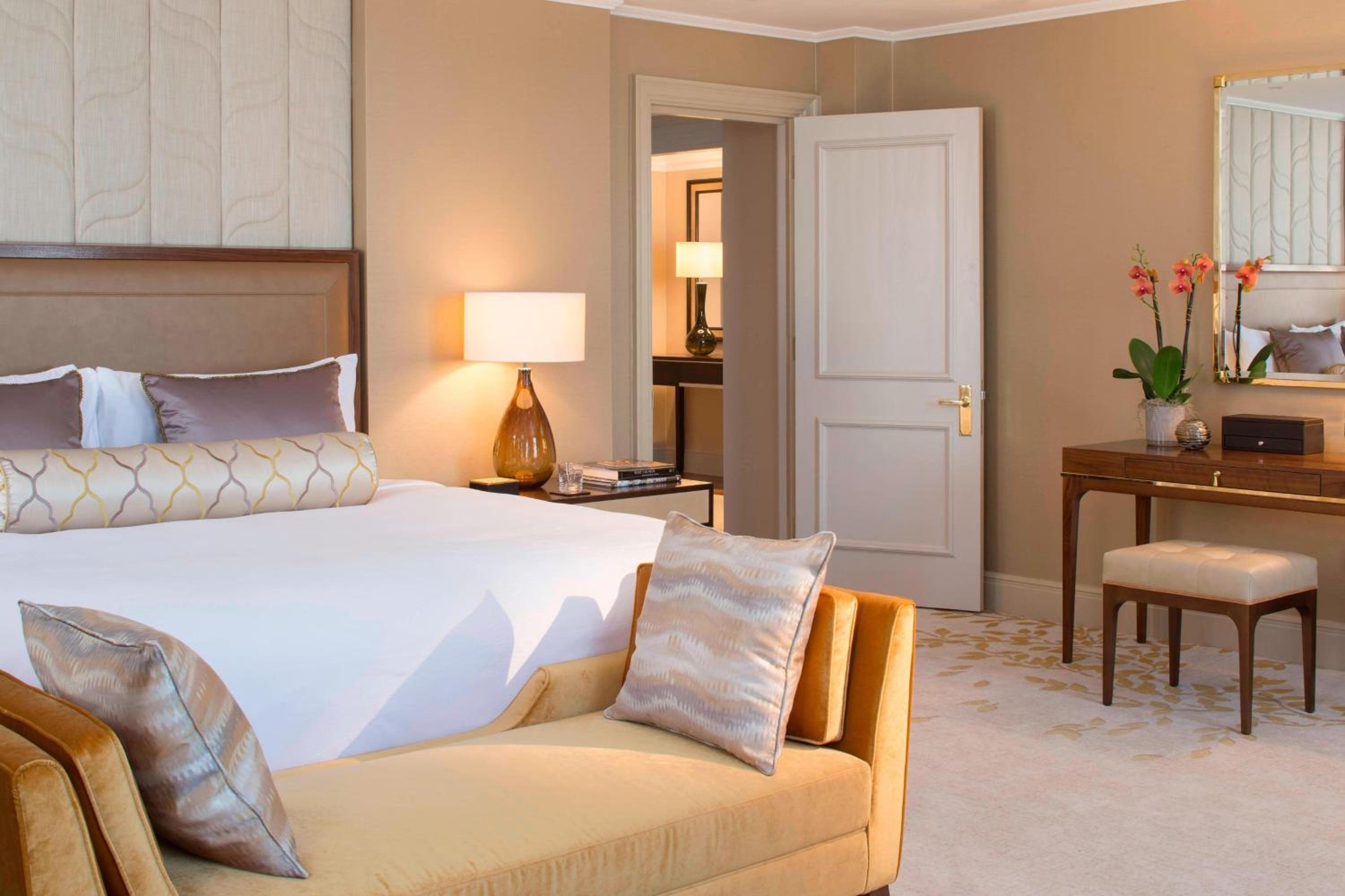 Superior One-Bedroom Executive Royal Suite with Lounge Access thumbnail 5