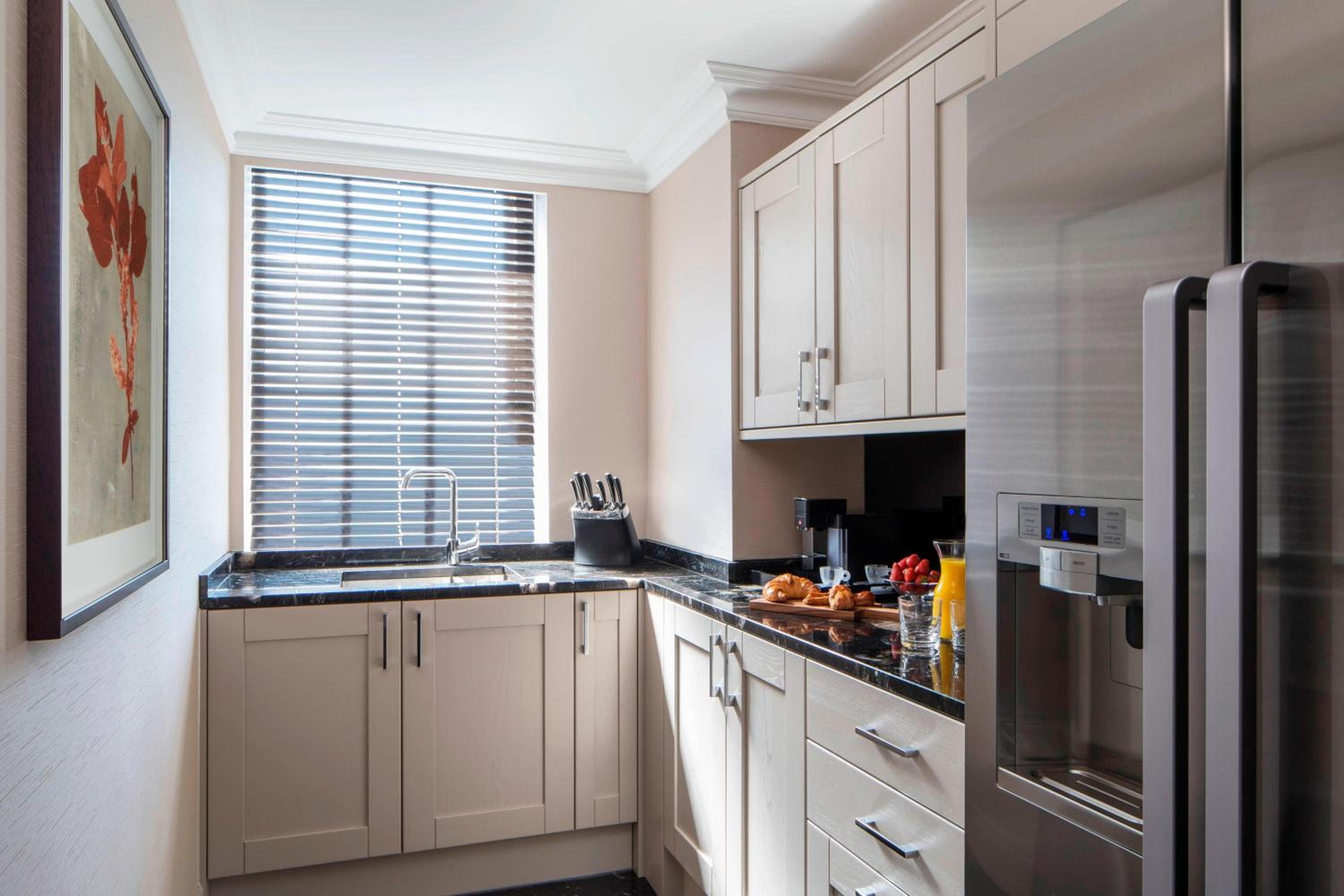 Superior One-Bedroom Executive Royal Suite with Lounge Access thumbnail 6