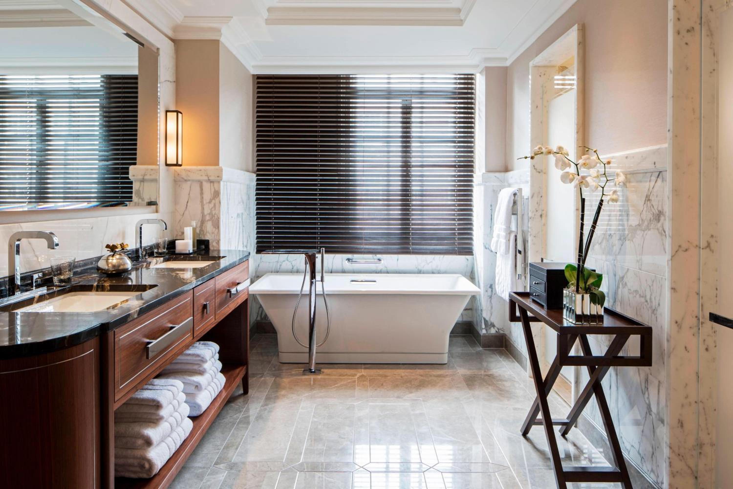 Superior One-Bedroom Executive Royal Suite with Lounge Access thumbnail 6