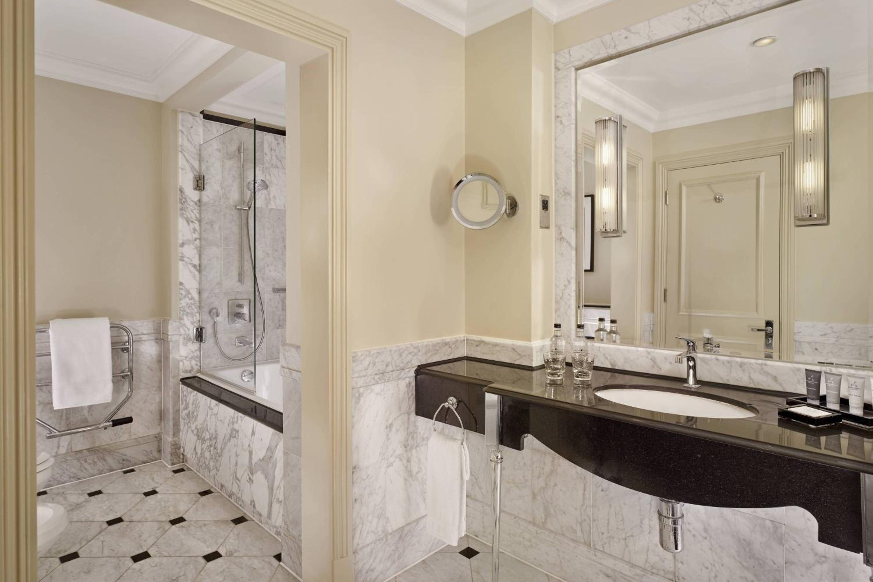 Superior Twin, Guest room