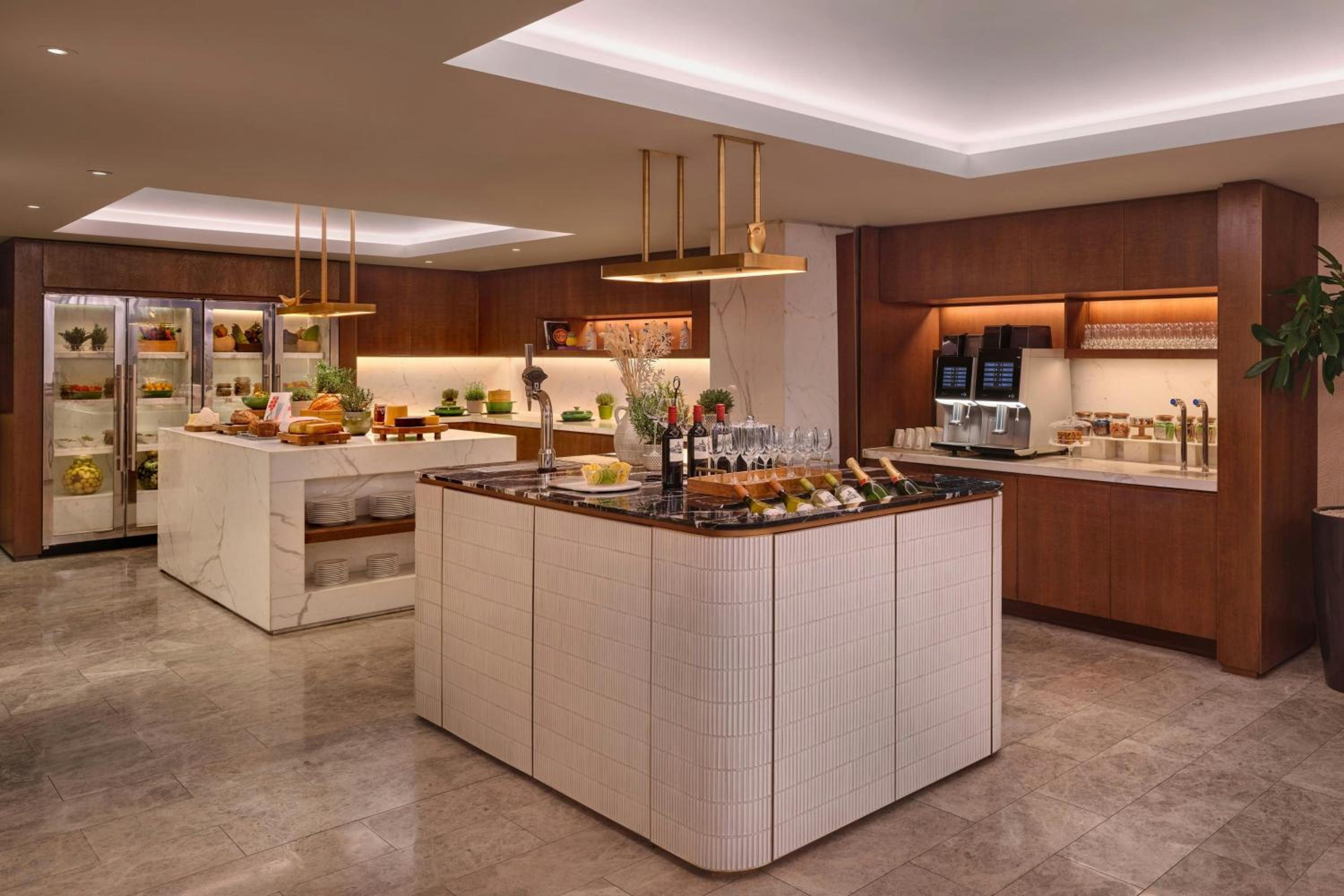 Superior Executive One-Bedroom Suite with Executive Lounge Access thumbnail 6