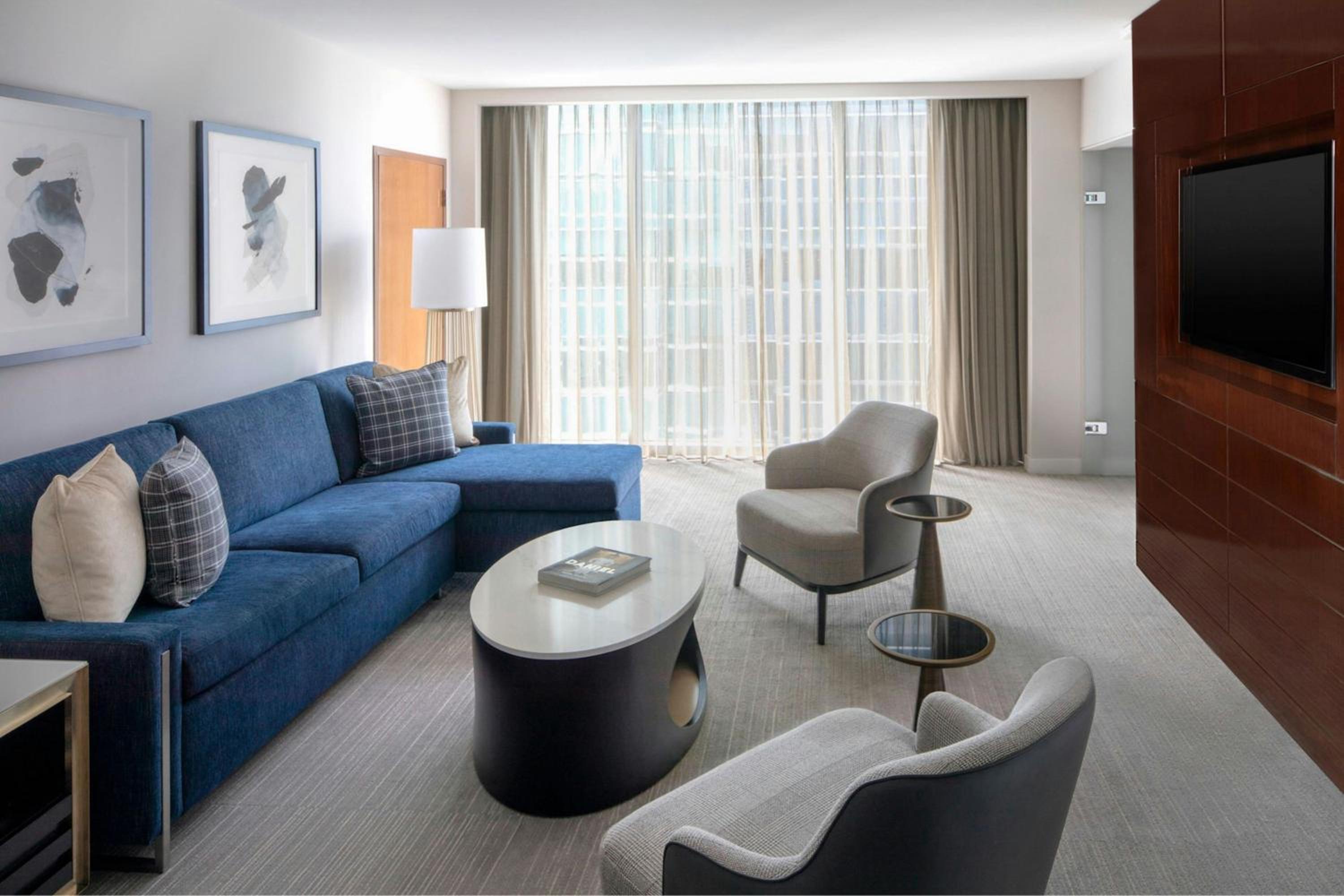 1 Bedroom Executive Suite, 1 King, City view (Mobility and Hearing Accessible w/ Roll-in Shower)