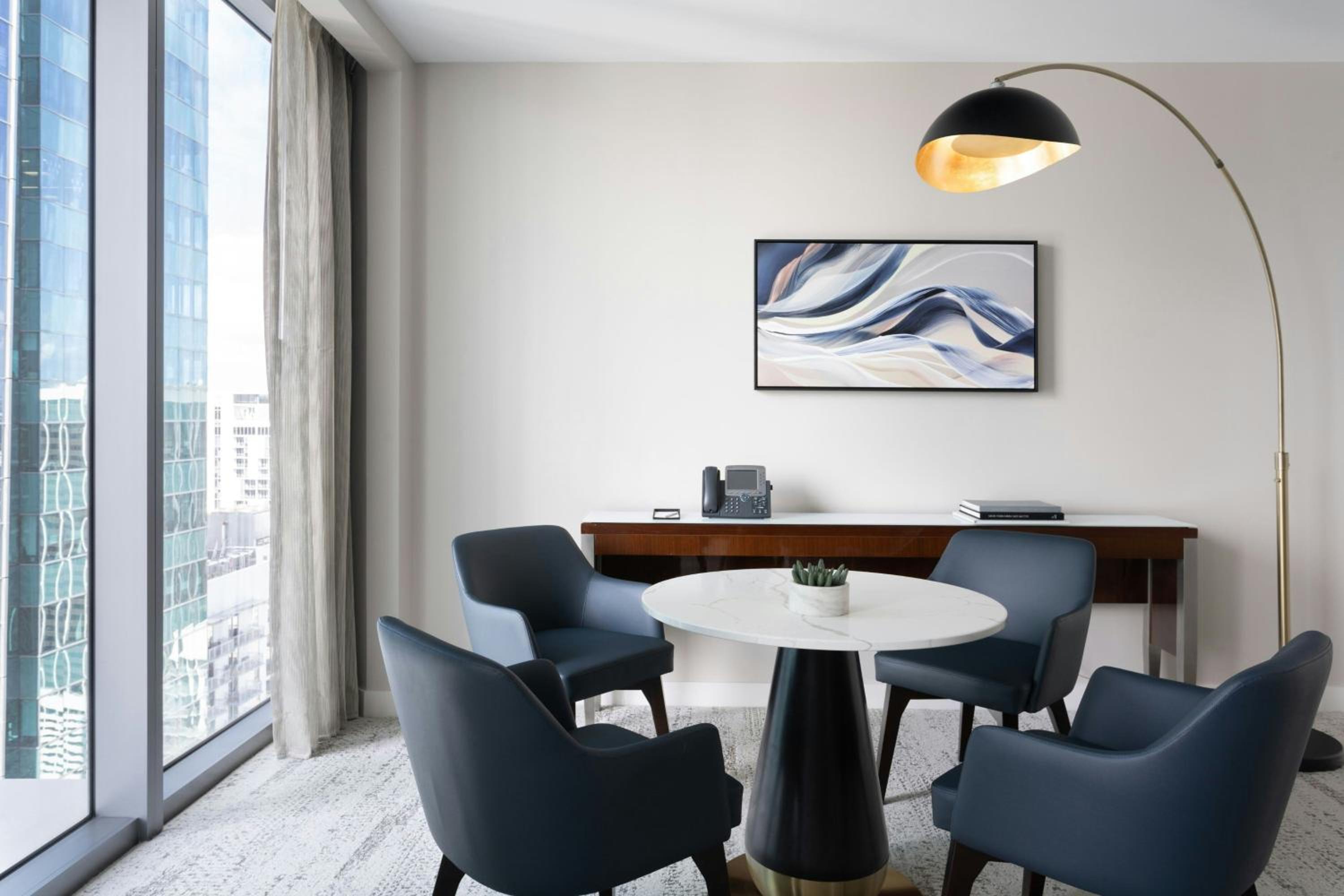 1 Bedroom Suite, 1 King, Corner room (Hearing Accessible)