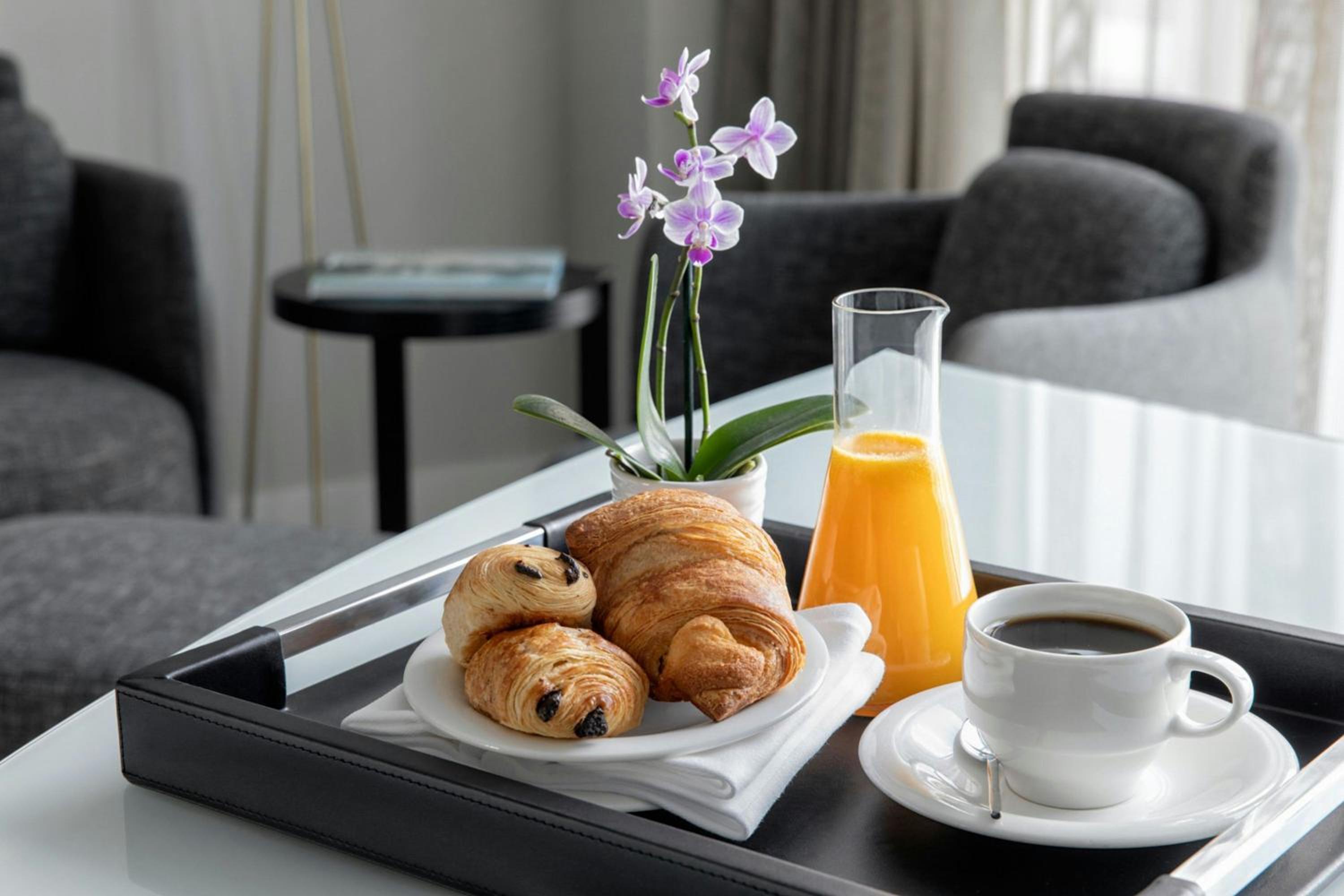 Bay, Guest room, 1 King, Partial water view (Mobility and Hearing Accessible w/ Roll-in Shower)