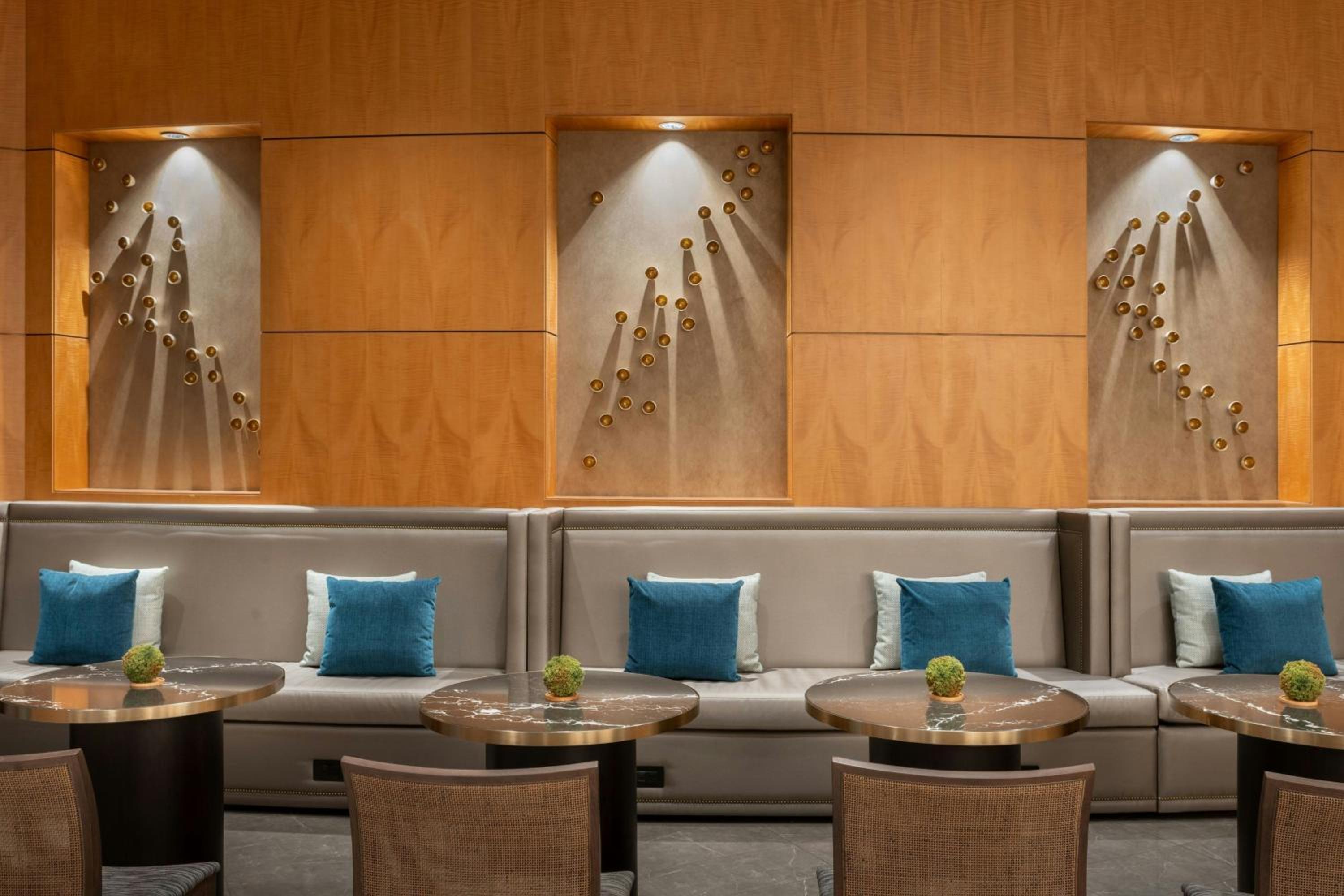 Large Room - Concierge Lounge Access/Hearing Accessible