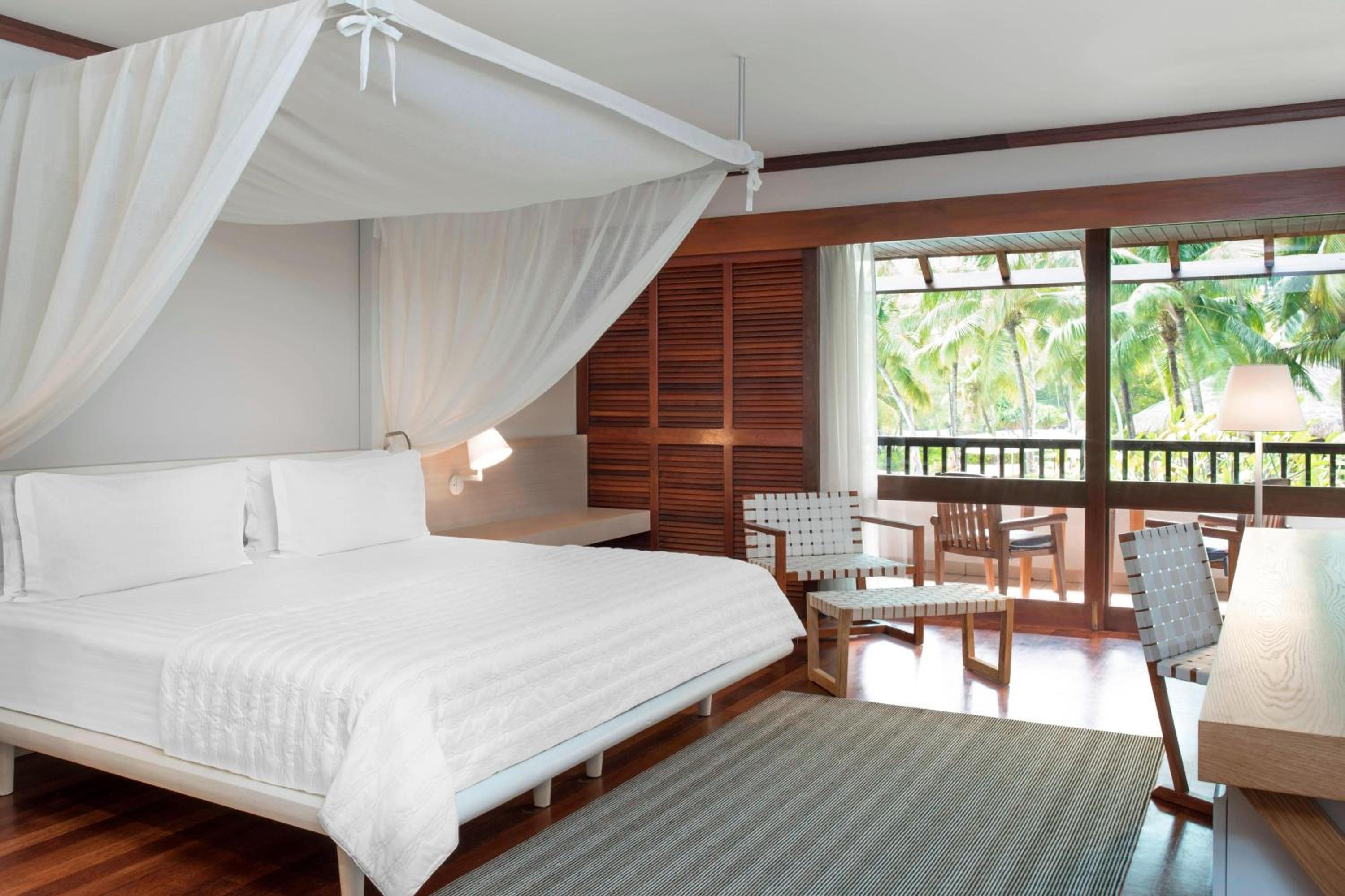 Guest Room, 1 King, Poolside View, Balcony