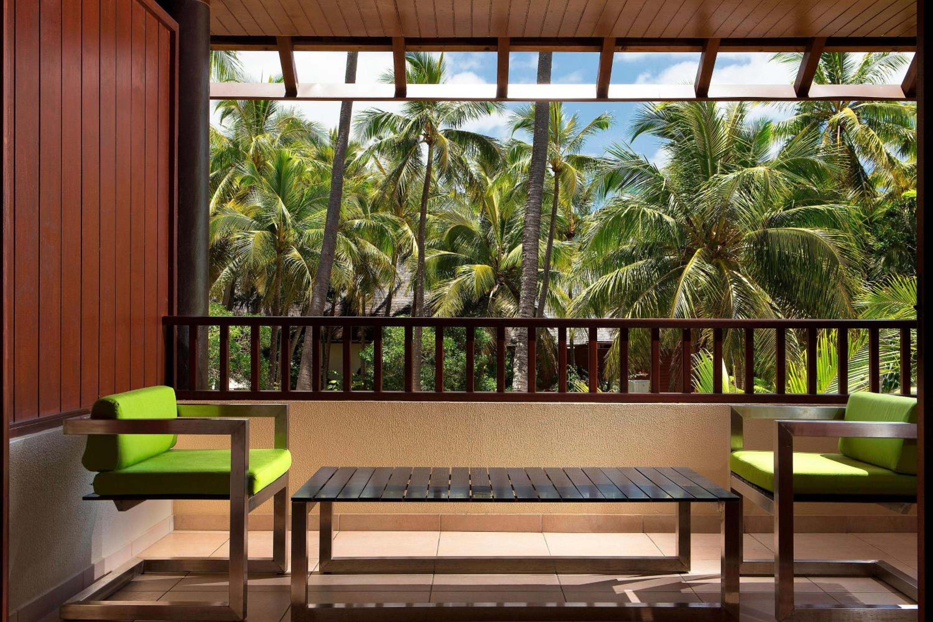 Guest Room, 1 King, Garden View, Balcony photo 3