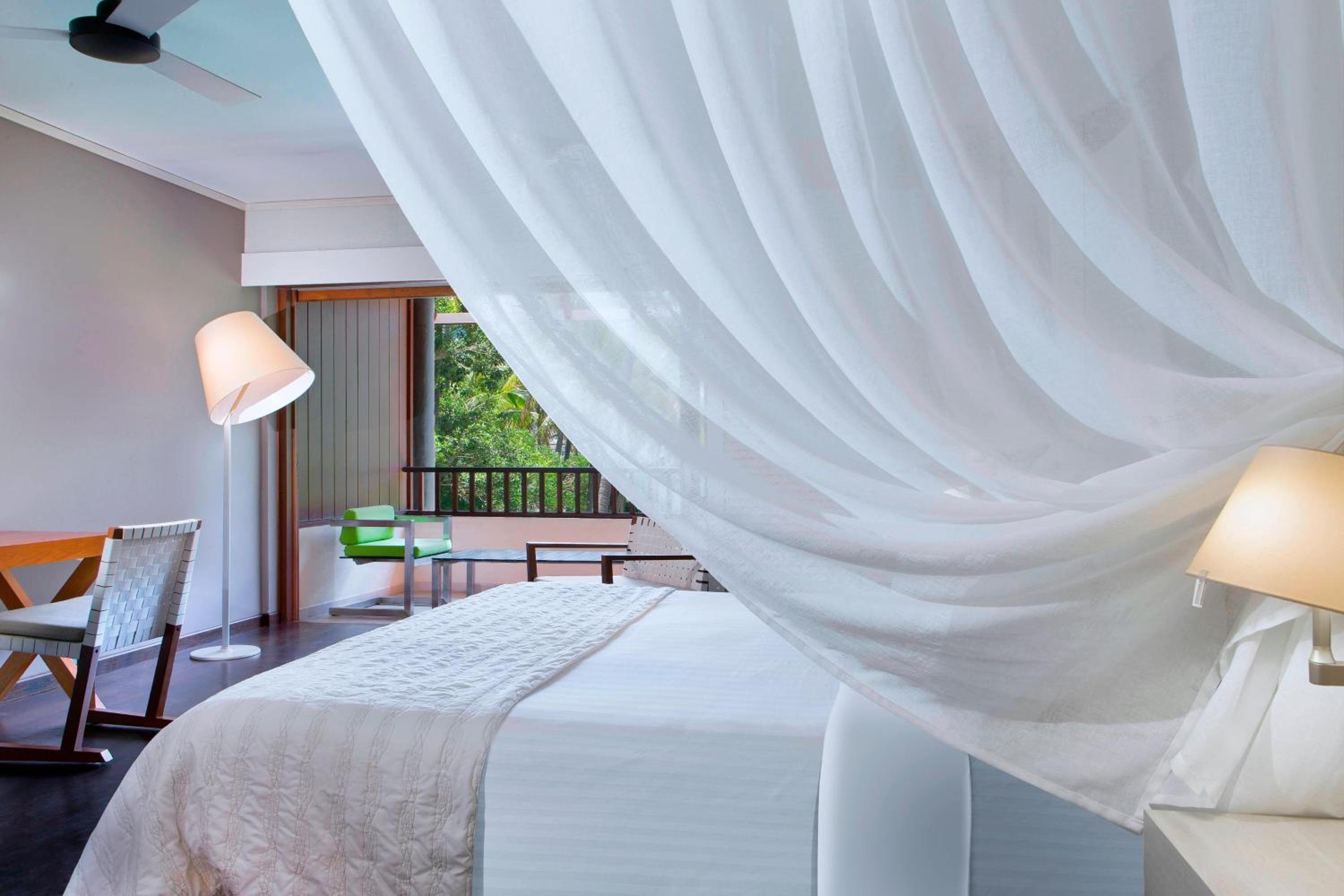 Guest Room, 1 King, Garden View, Balcony