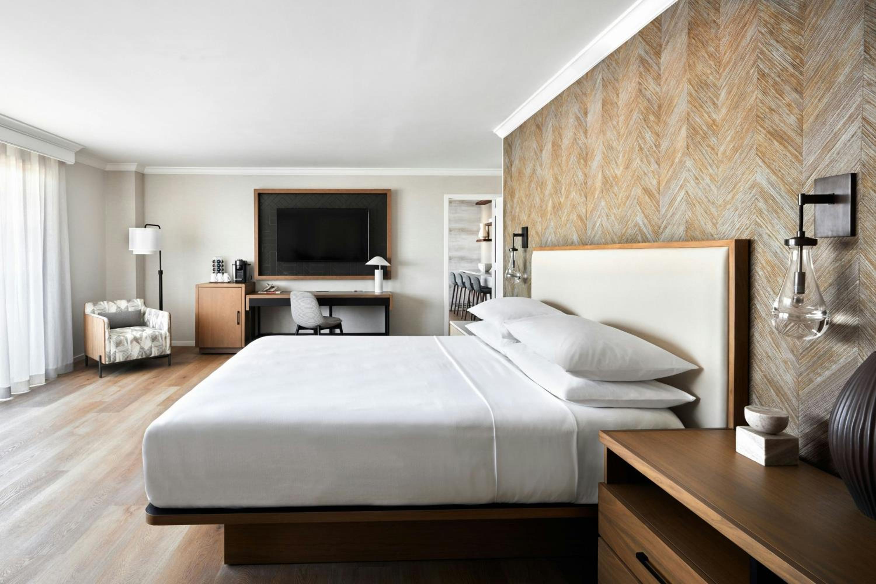 Concierge Level Larger Guest Room with Skyline View - Photo 1