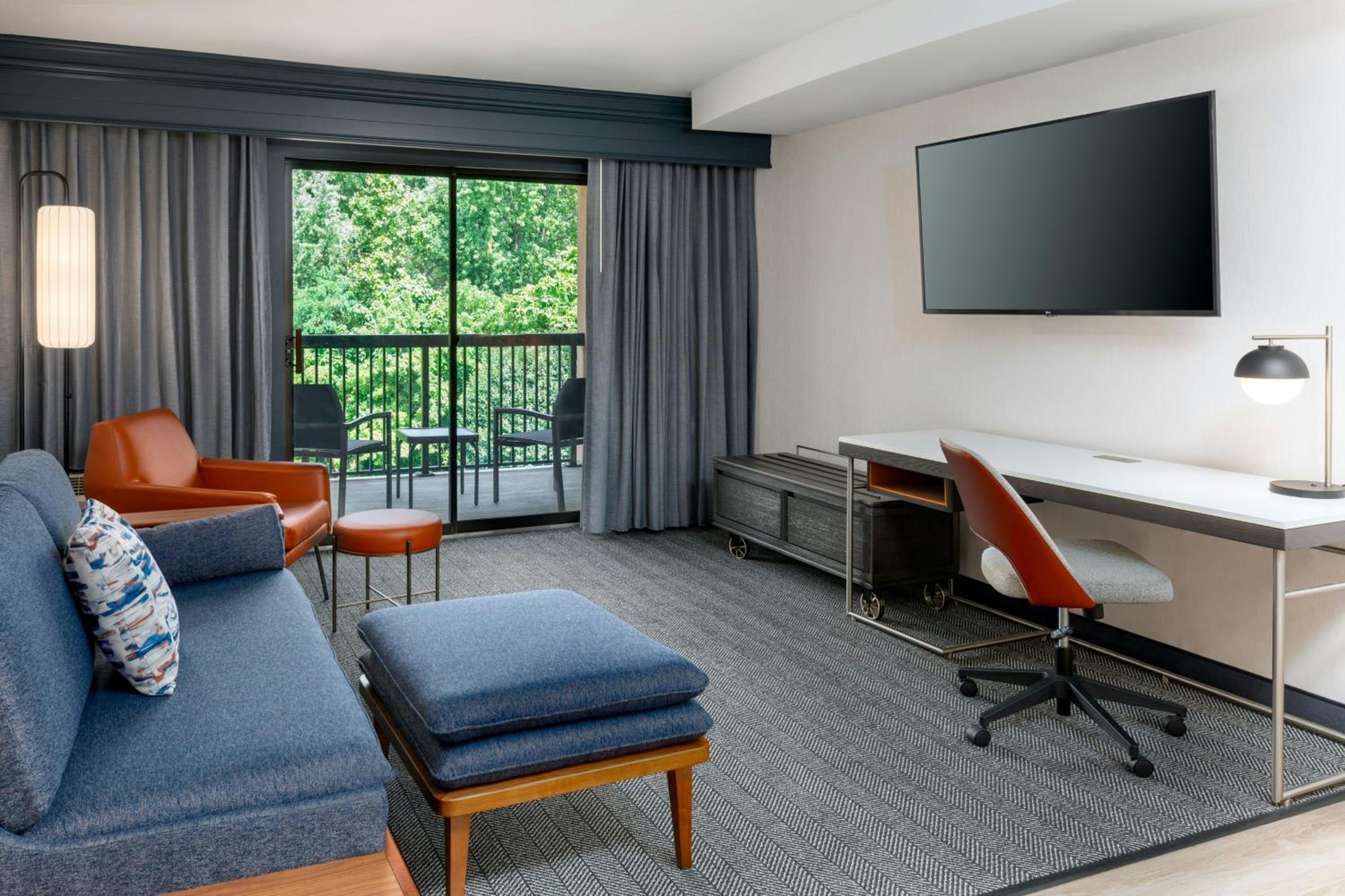 One-Bedroom King Suite with Sofa Bed photo 2