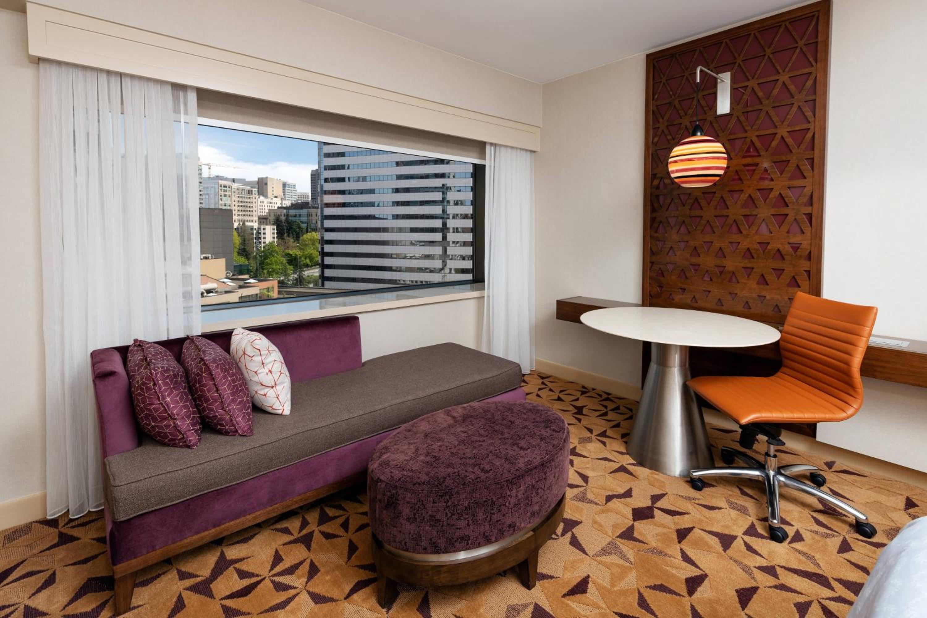 King Room with Adapted Tub - Mobility and Hearing Accessible - Photo 4
