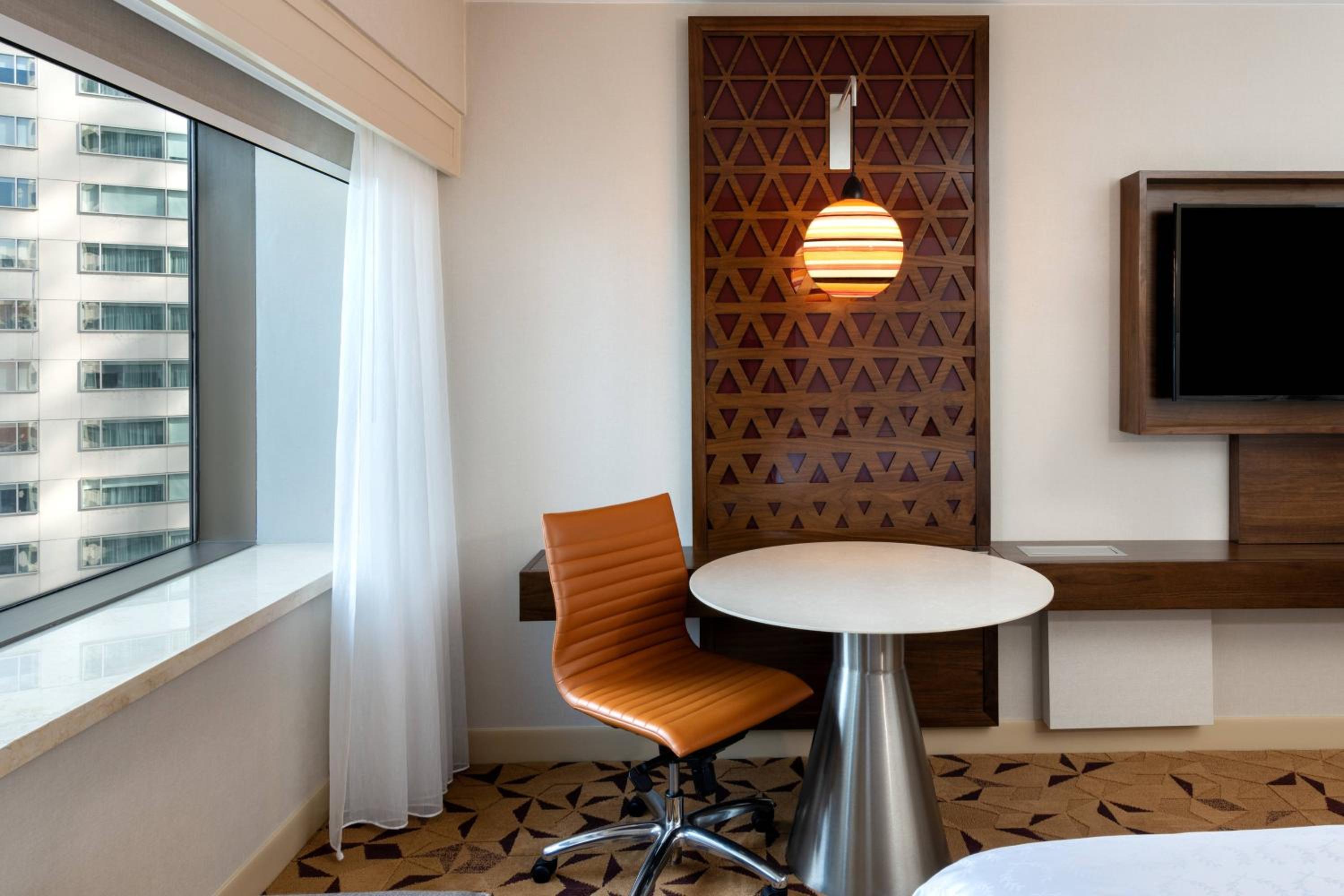 King Room with Adapted Tub - Mobility and Hearing Accessible - Photo 5