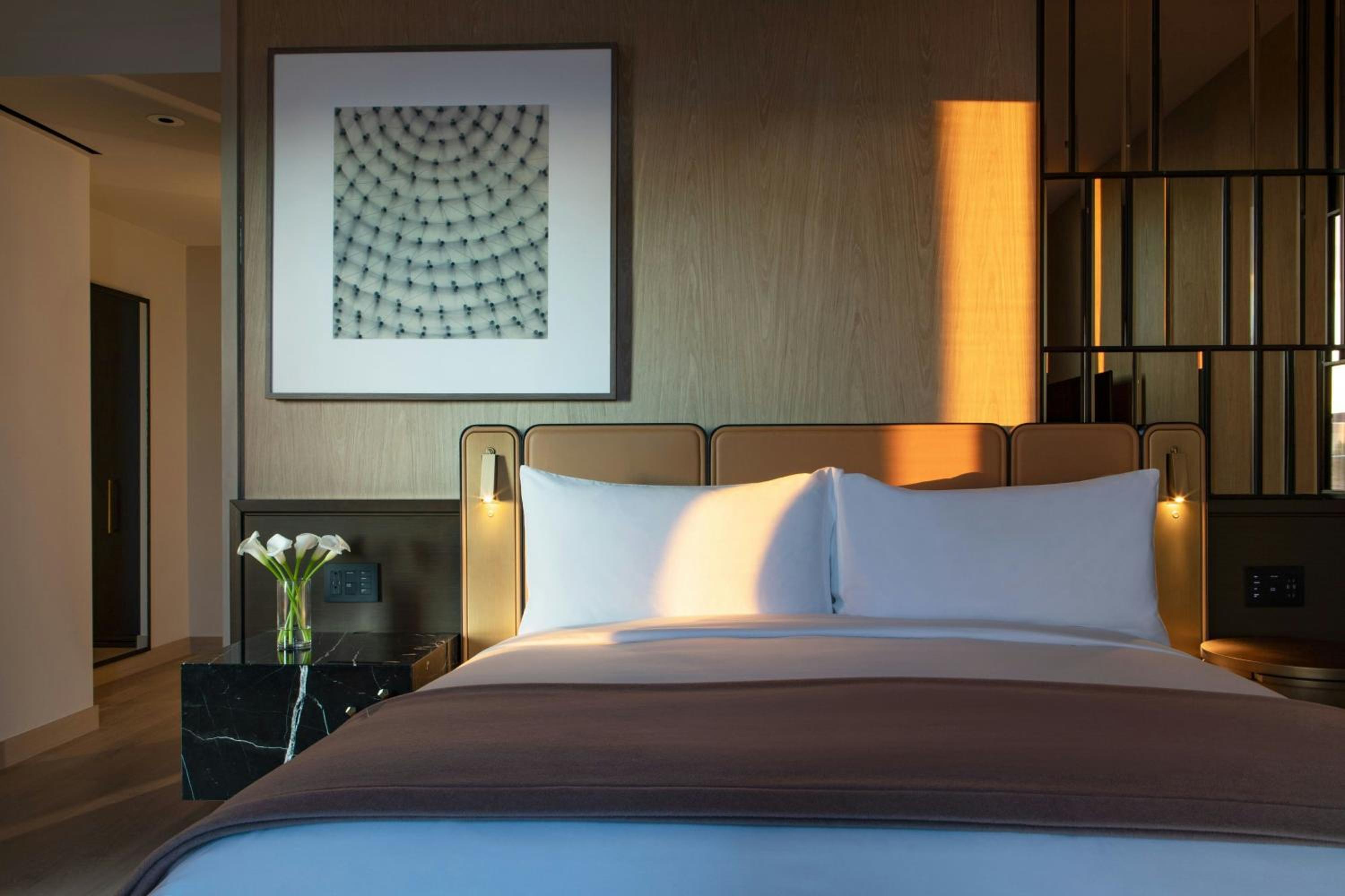 Liberty One-Bedroom King Suite with Sofa Bed and Roll-In Shower - High Floor/Mobility/Hearing Accessible thumbnail 5