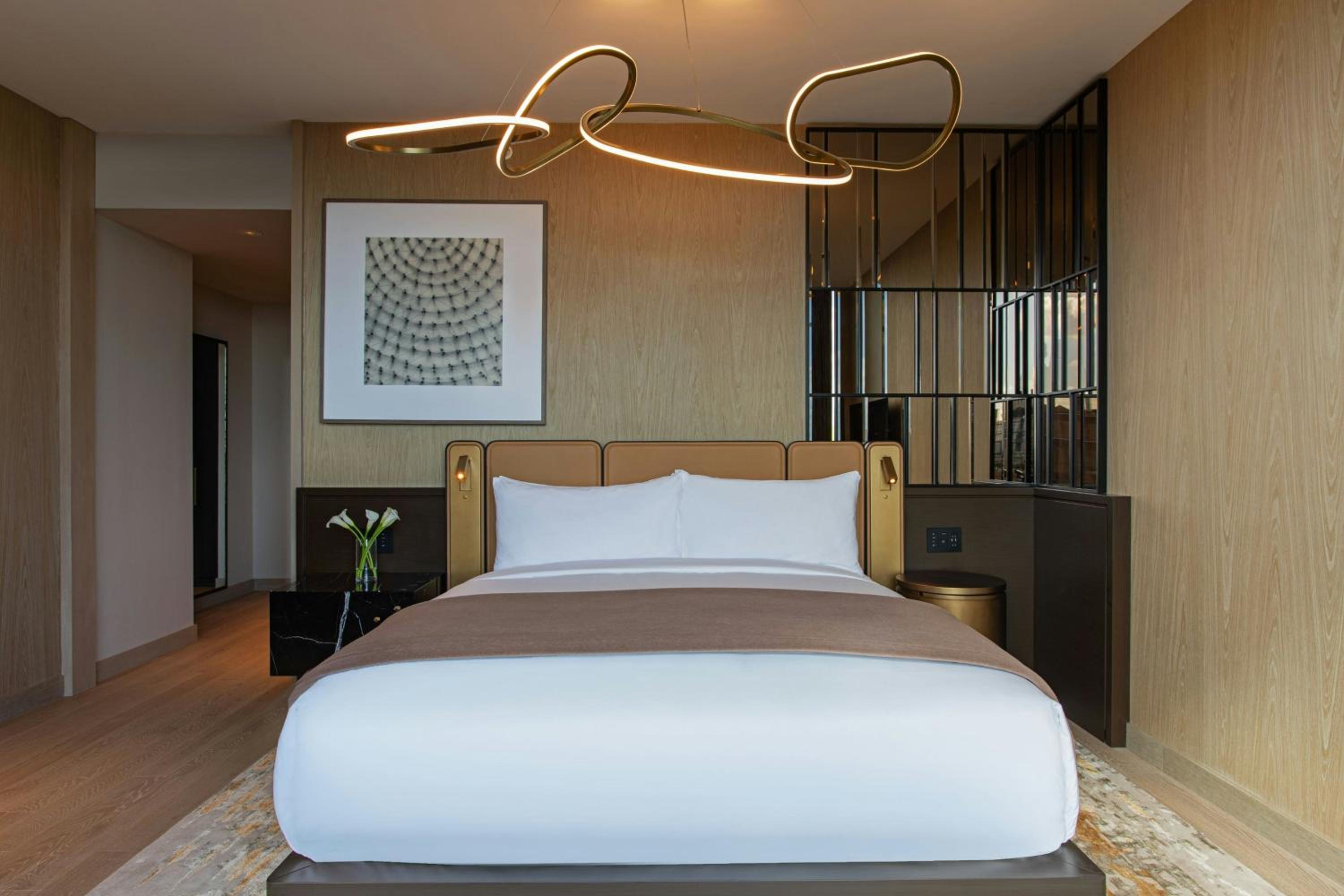 Liberty One-Bedroom King Suite with Sofa Bed and Roll-In Shower - High Floor/Mobility/Hearing Accessible thumbnail 6
