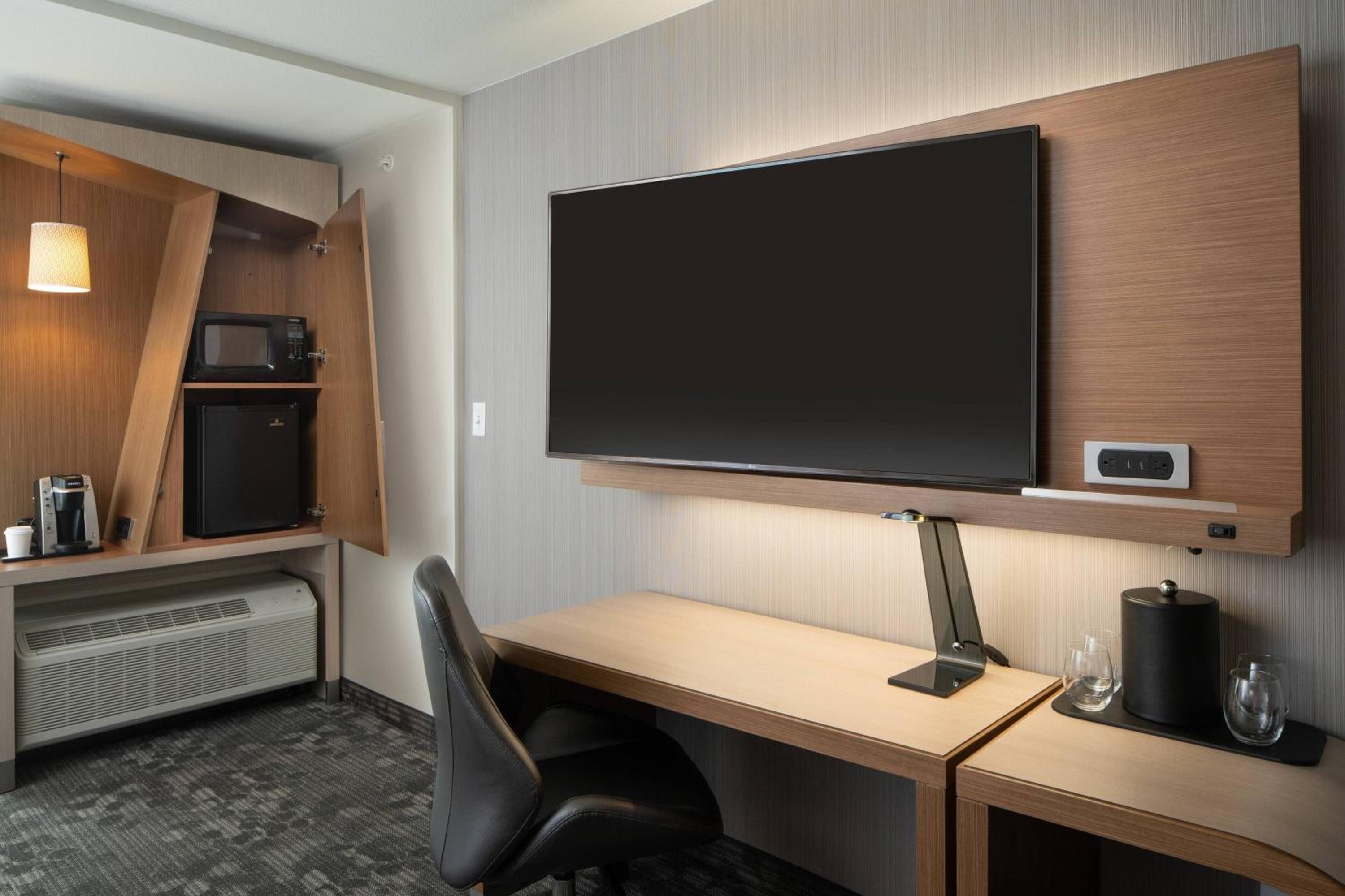 King Room with Sofa Bed - Hearing Accessible - Photo 3