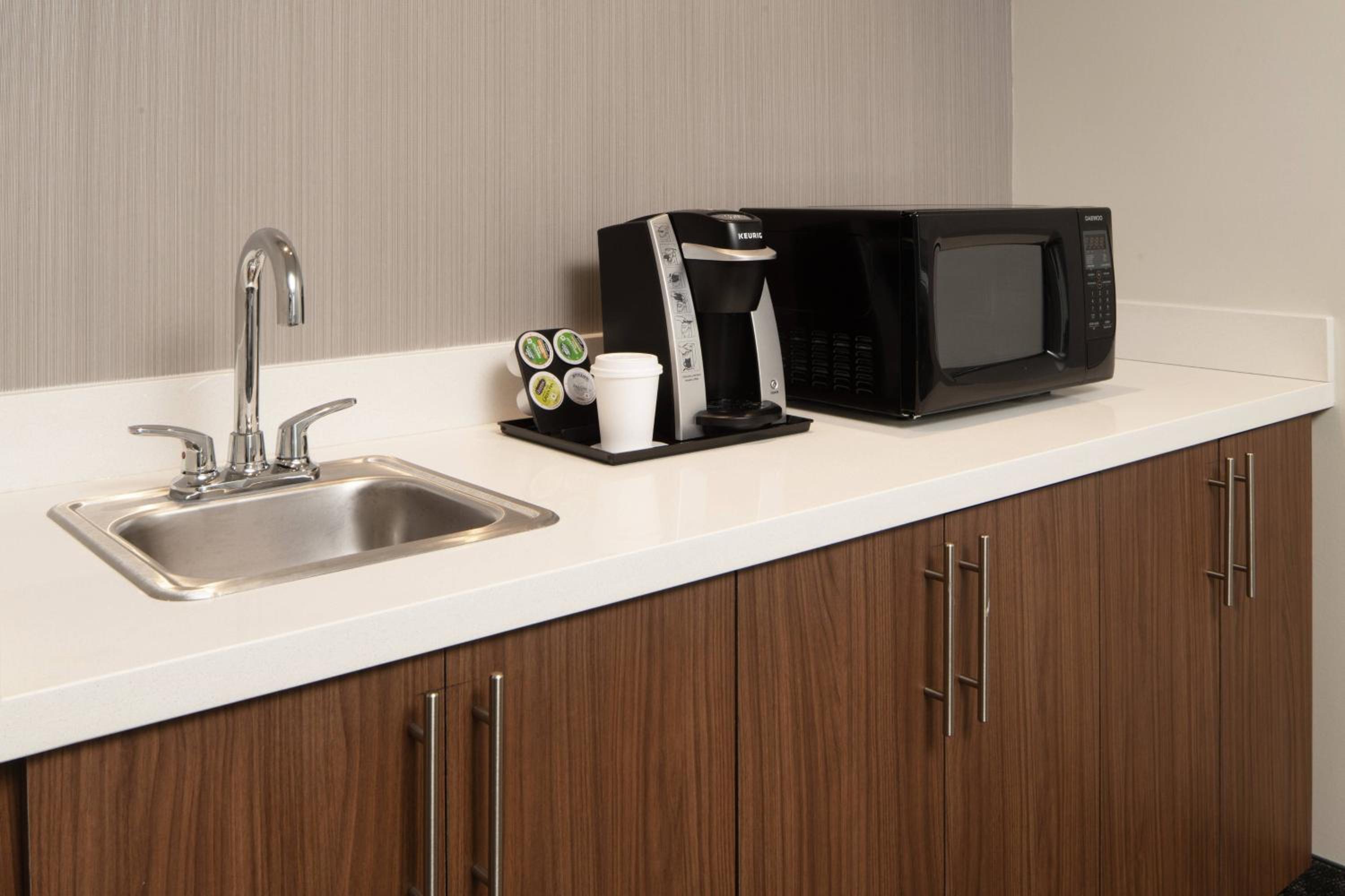 One-Bedroom King Suite with Roll-In Shower and Sofa Bed - Mobility Access/Hearing Accessible - Photo 3