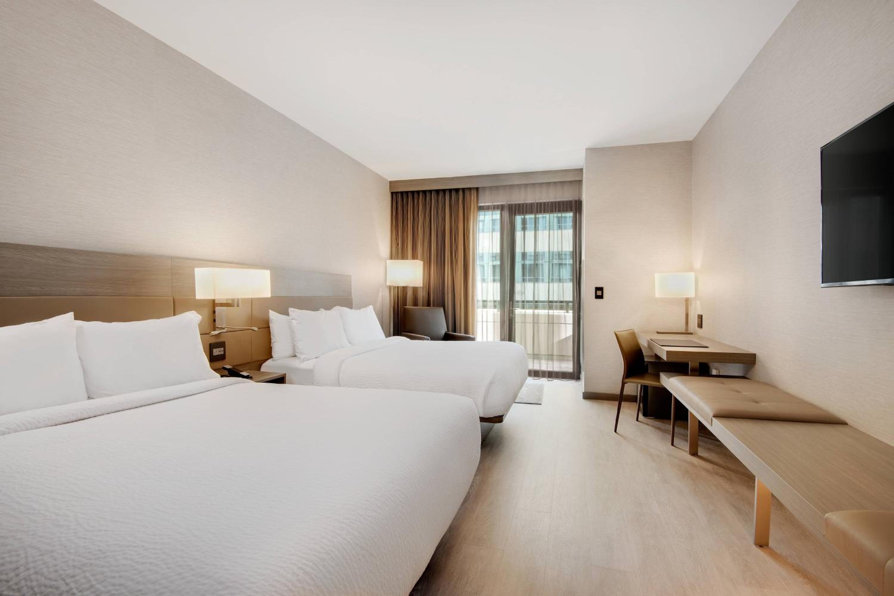 Queen Room with Two Queen Beds and Balcony photo 1