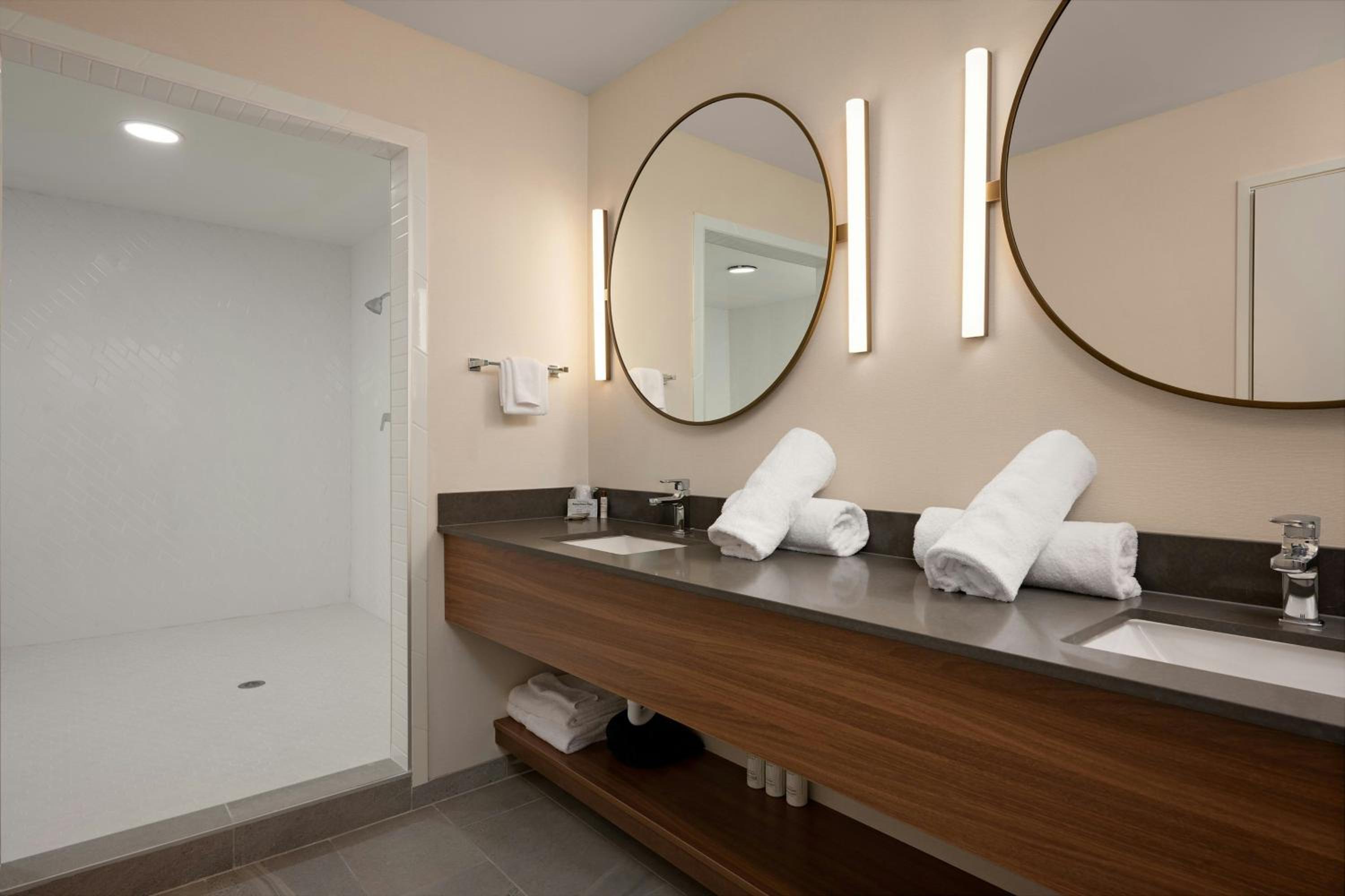 One-Bedroom King Suite with Sofa Bed - Photo 4