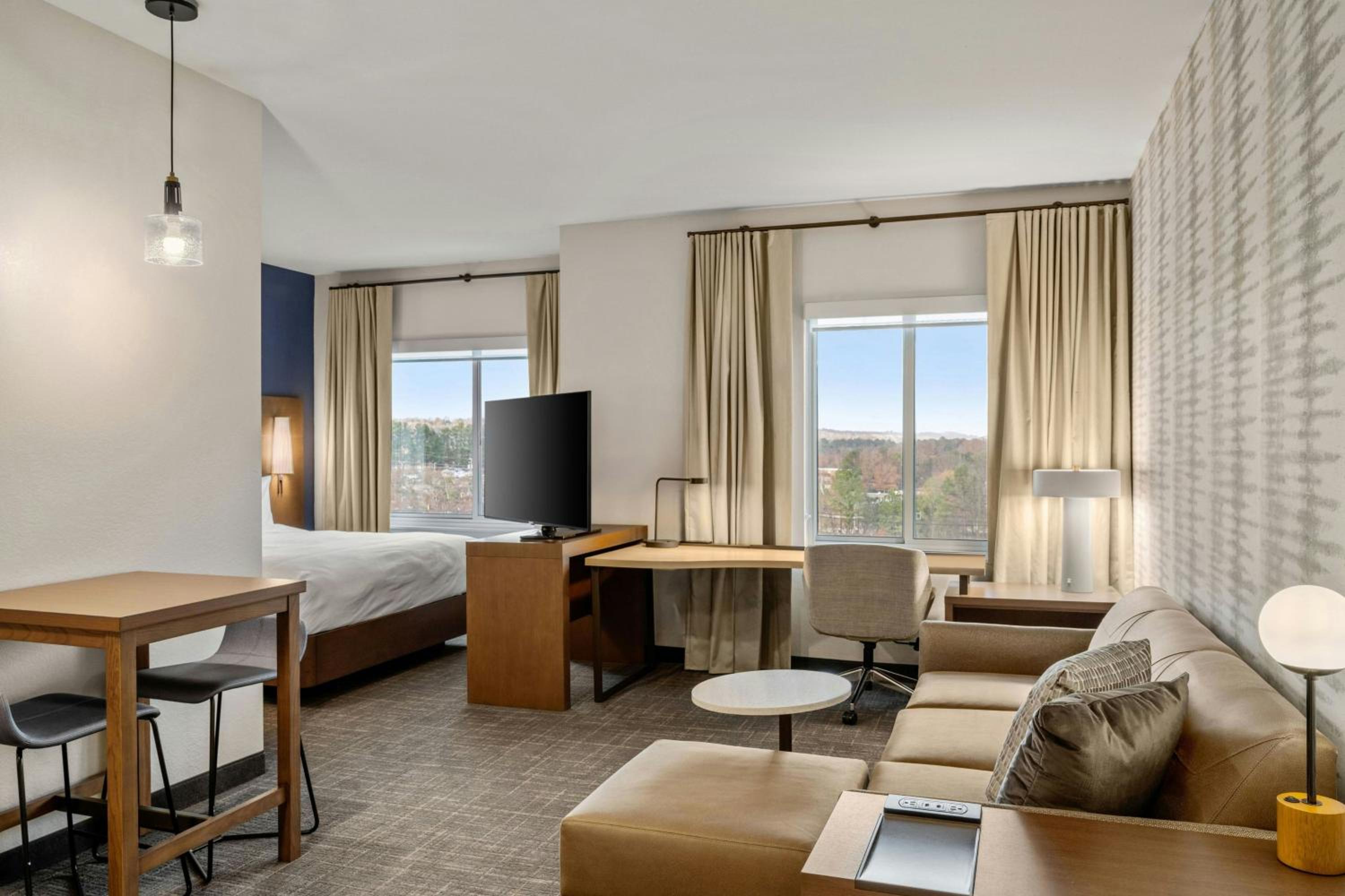 Studio King Room with Sofa Bed - Hearing Accessible - Photo 4