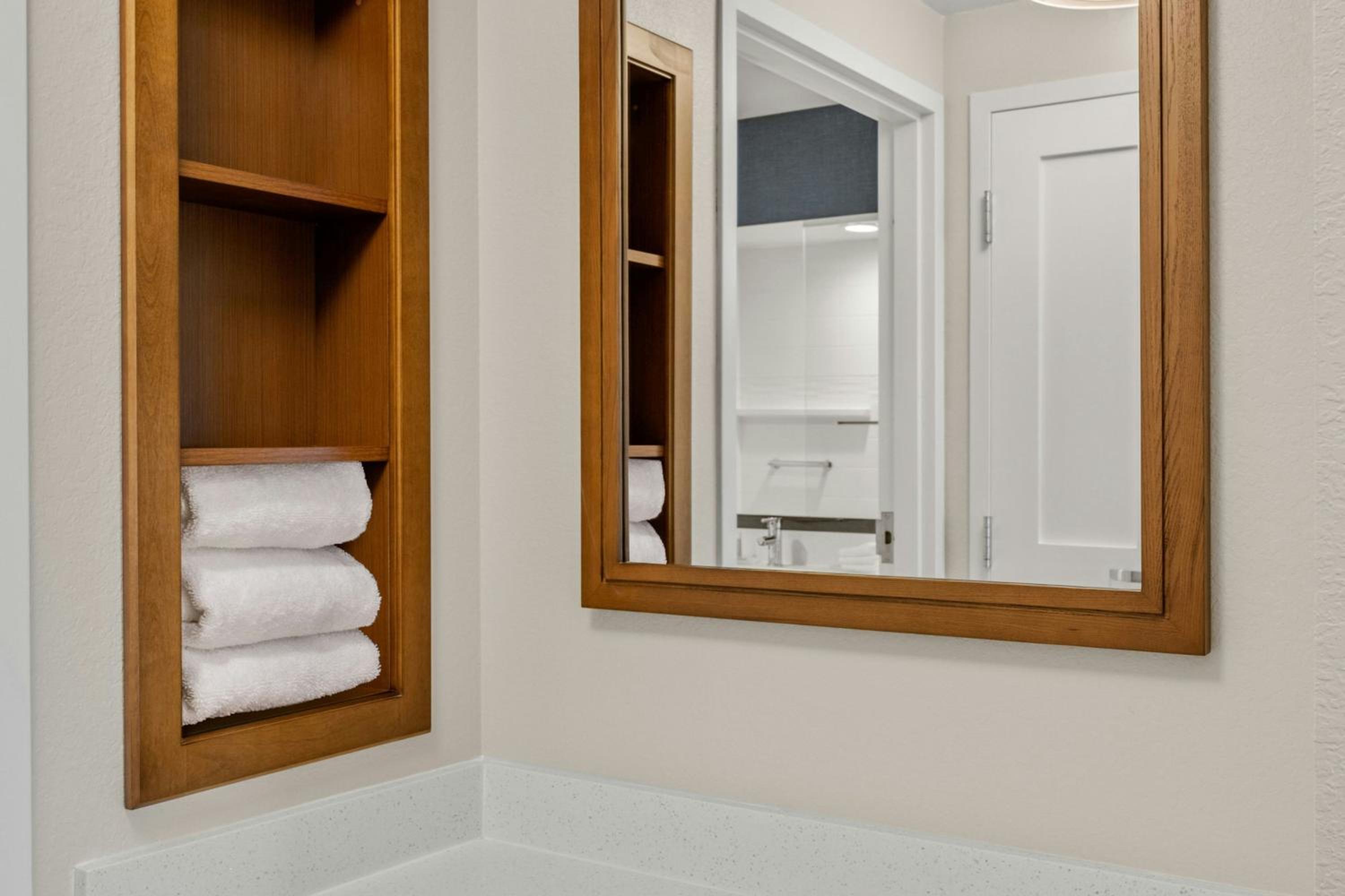 Studio King Room with Sofa Bed - Hearing Accessible - Photo 9