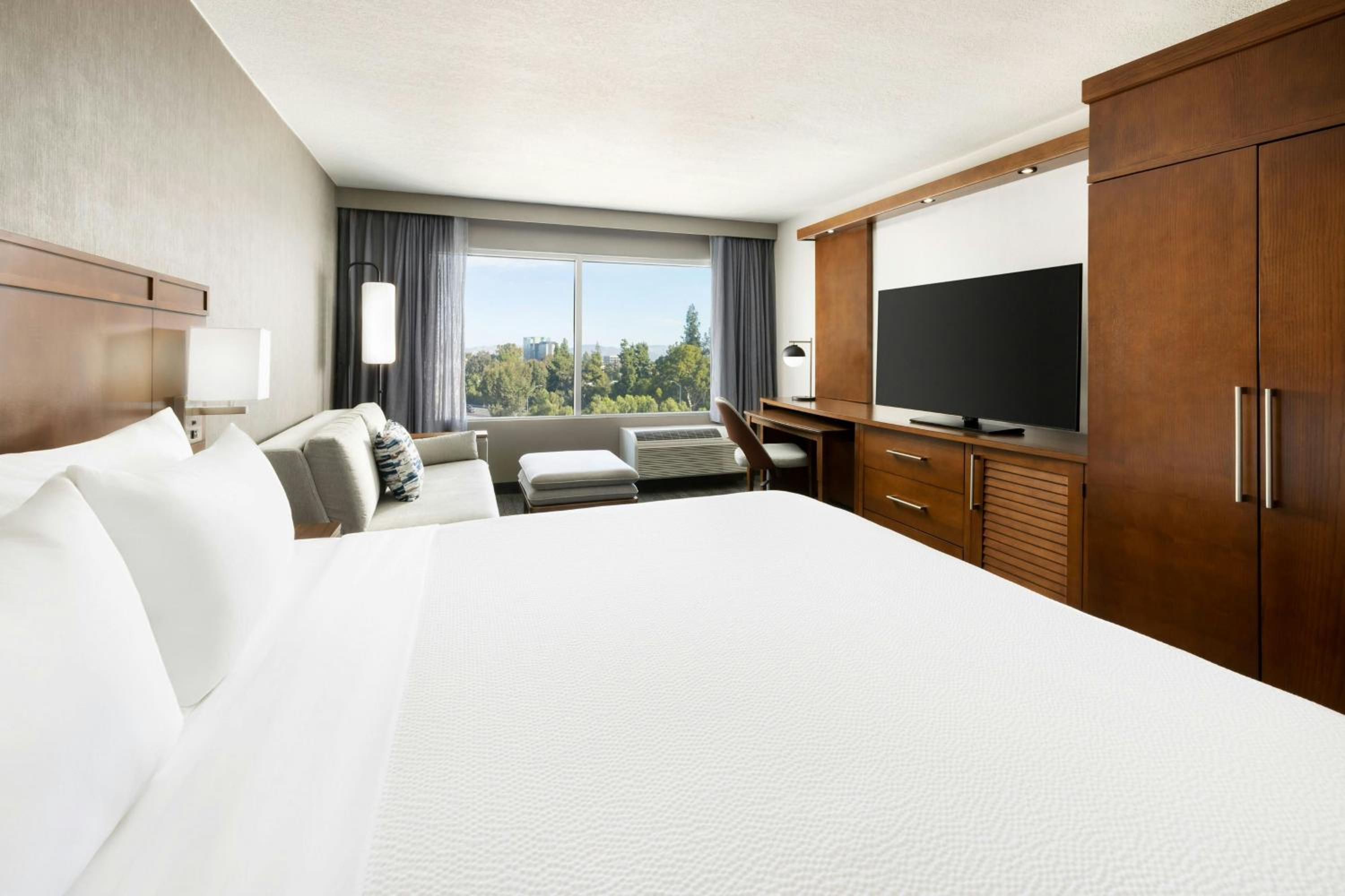 King Room with Sofa Bed - Hearing Accessible - Photo 5