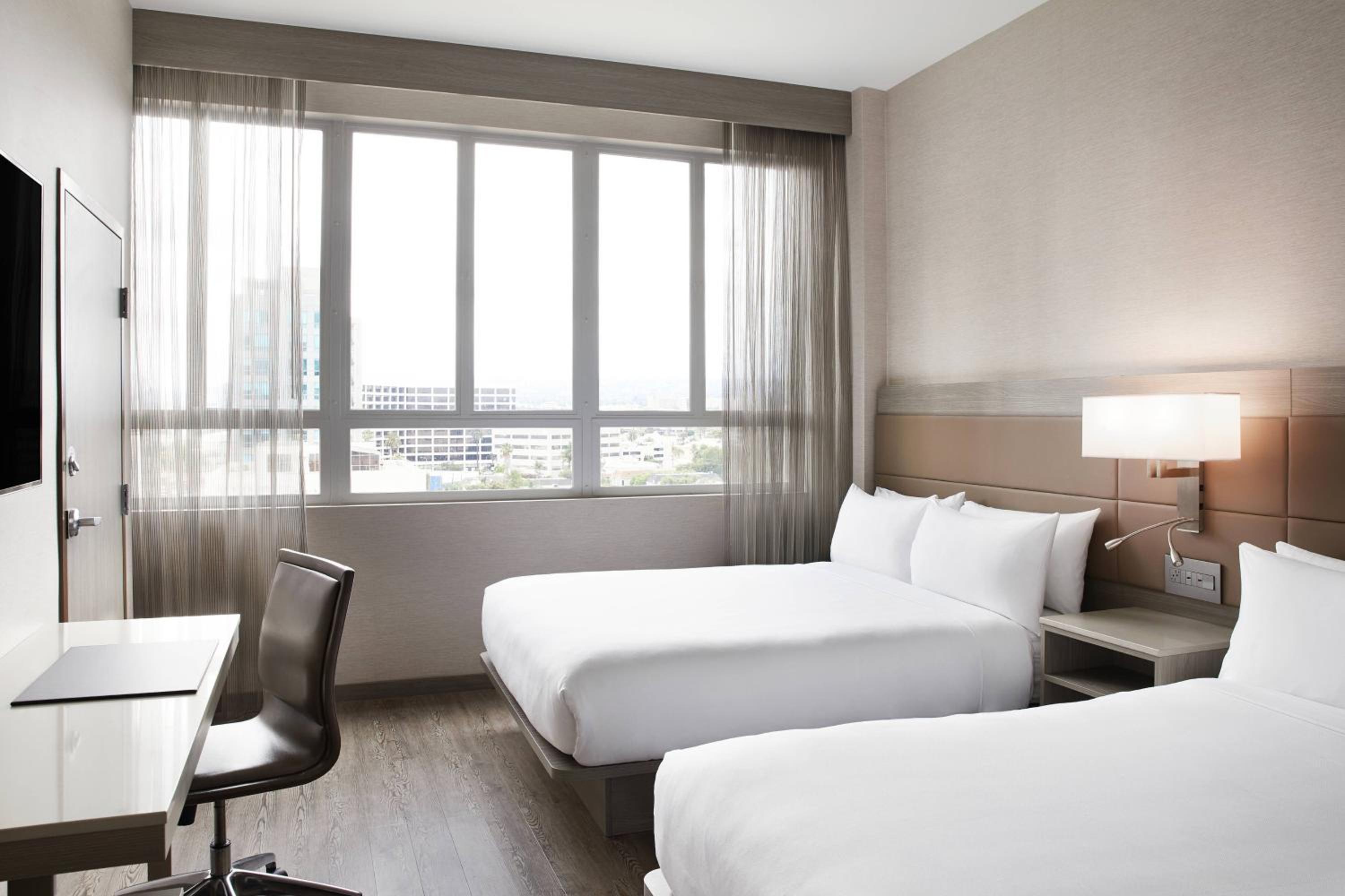 Queen Room with Limited View - Hearing Accessible photo 2