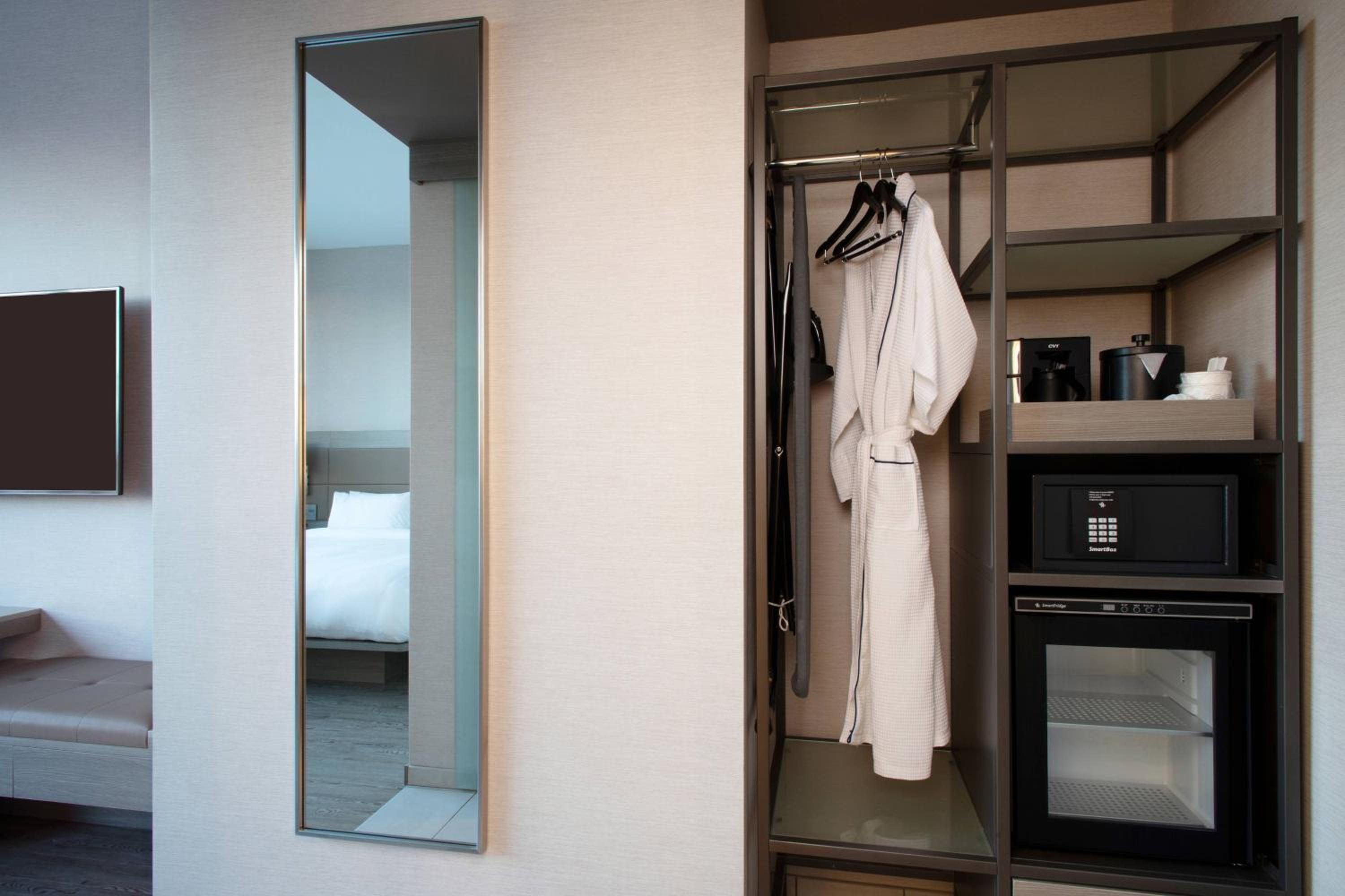 One-Bedroom King Suite with Sofa Bed and City View - Mobility Accessible with Roll-in Shower photo 3
