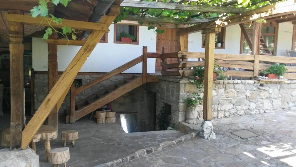 Nine-Bedroom House - Photo 2