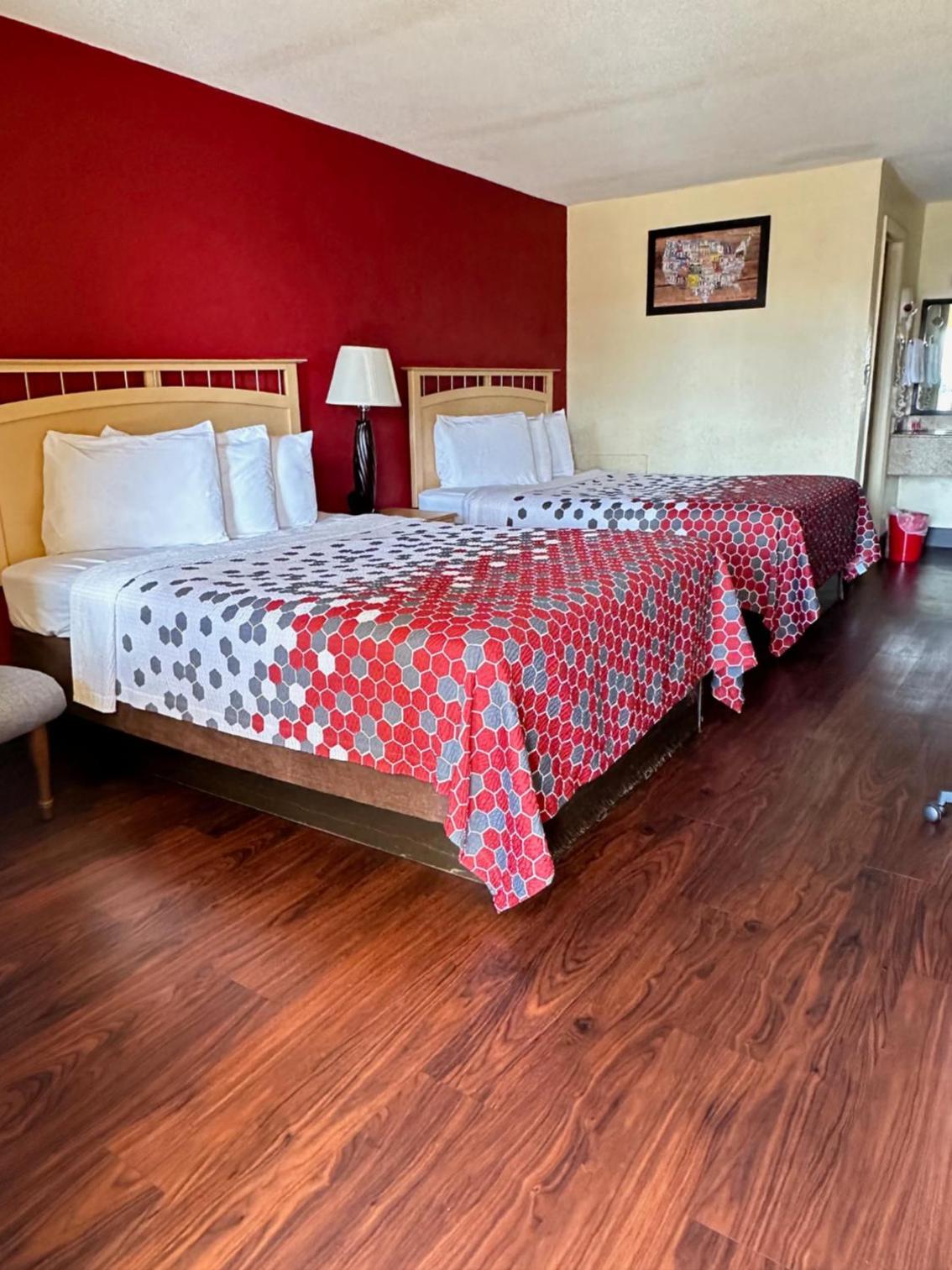 Queen Room with Two Queen Beds - Non-Smoking - Photo 2