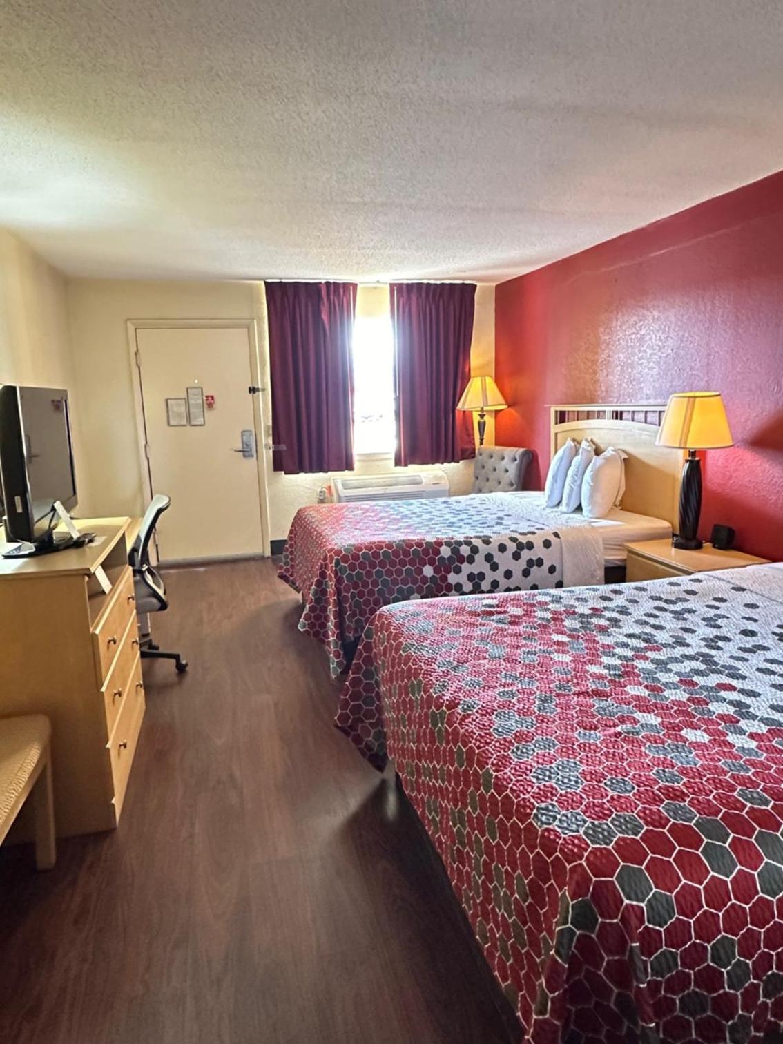 Queen Room with Two Queen Beds - Non-Smoking - Photo 1