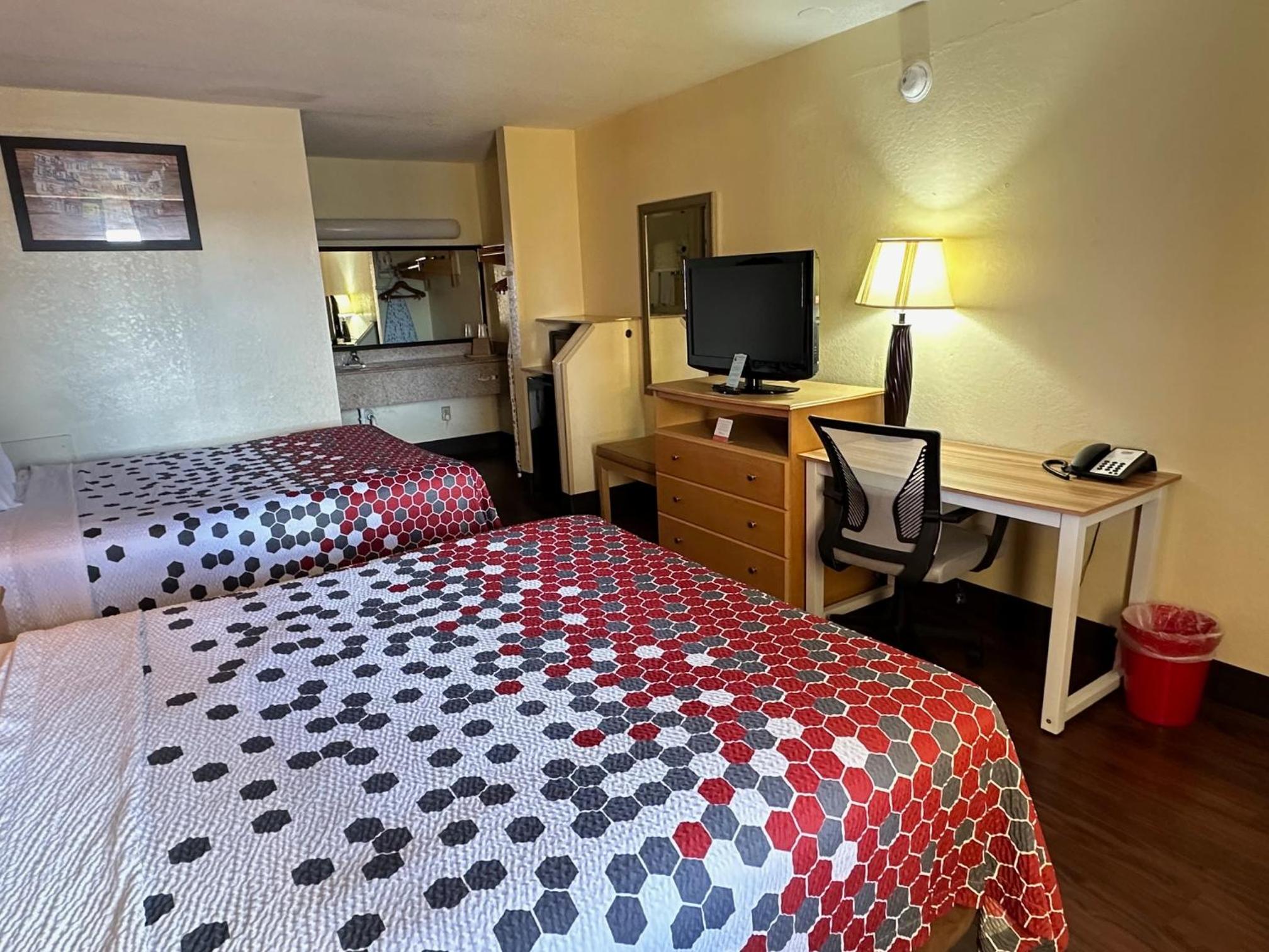 Queen Room with Two Queen Beds - Non-Smoking - Photo 3