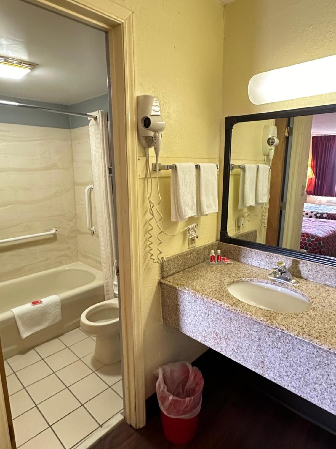 Queen Room with Two Queen Beds - Non-Smoking - Photo 4