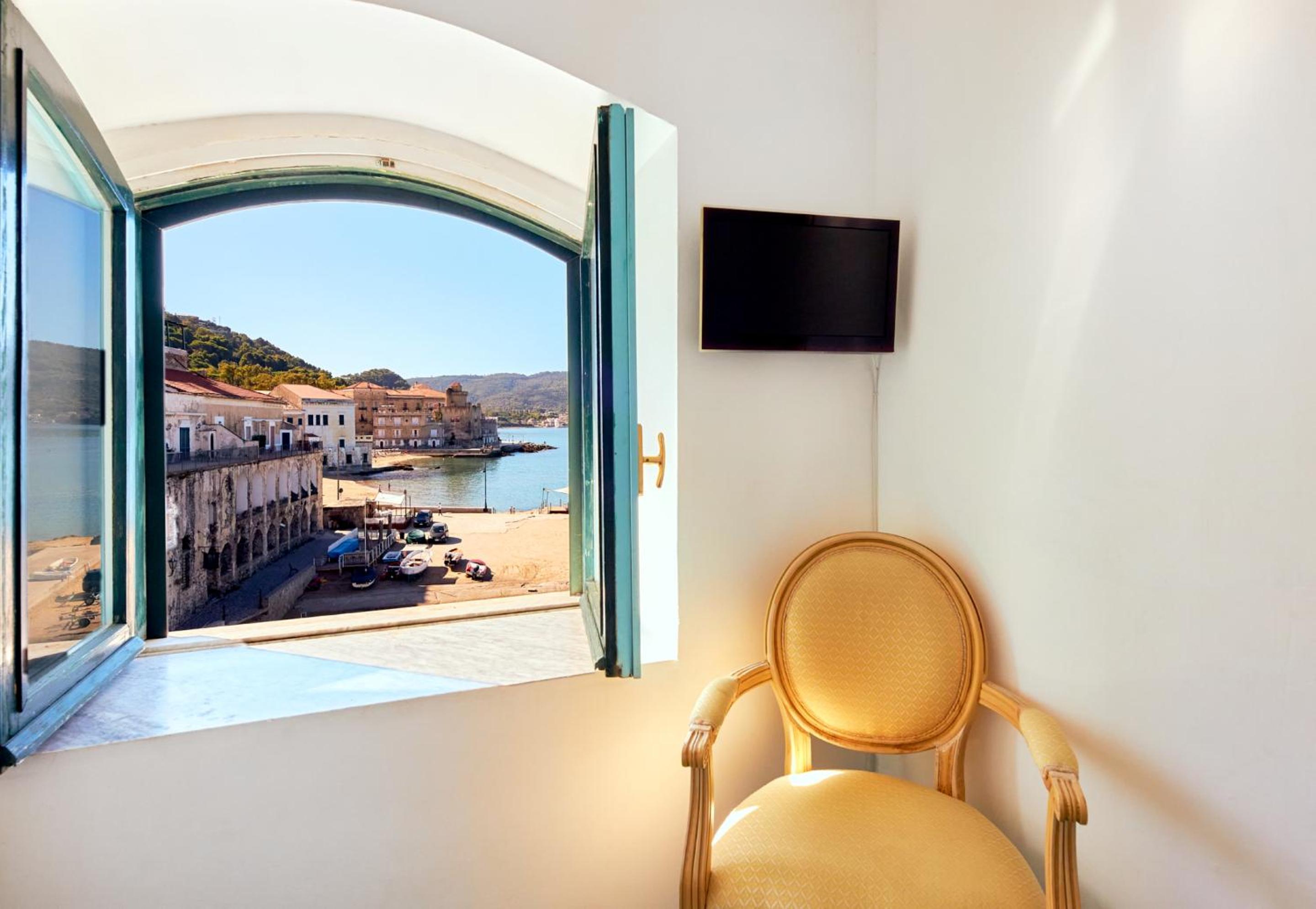 Junior Suite with Balcony and Sea View