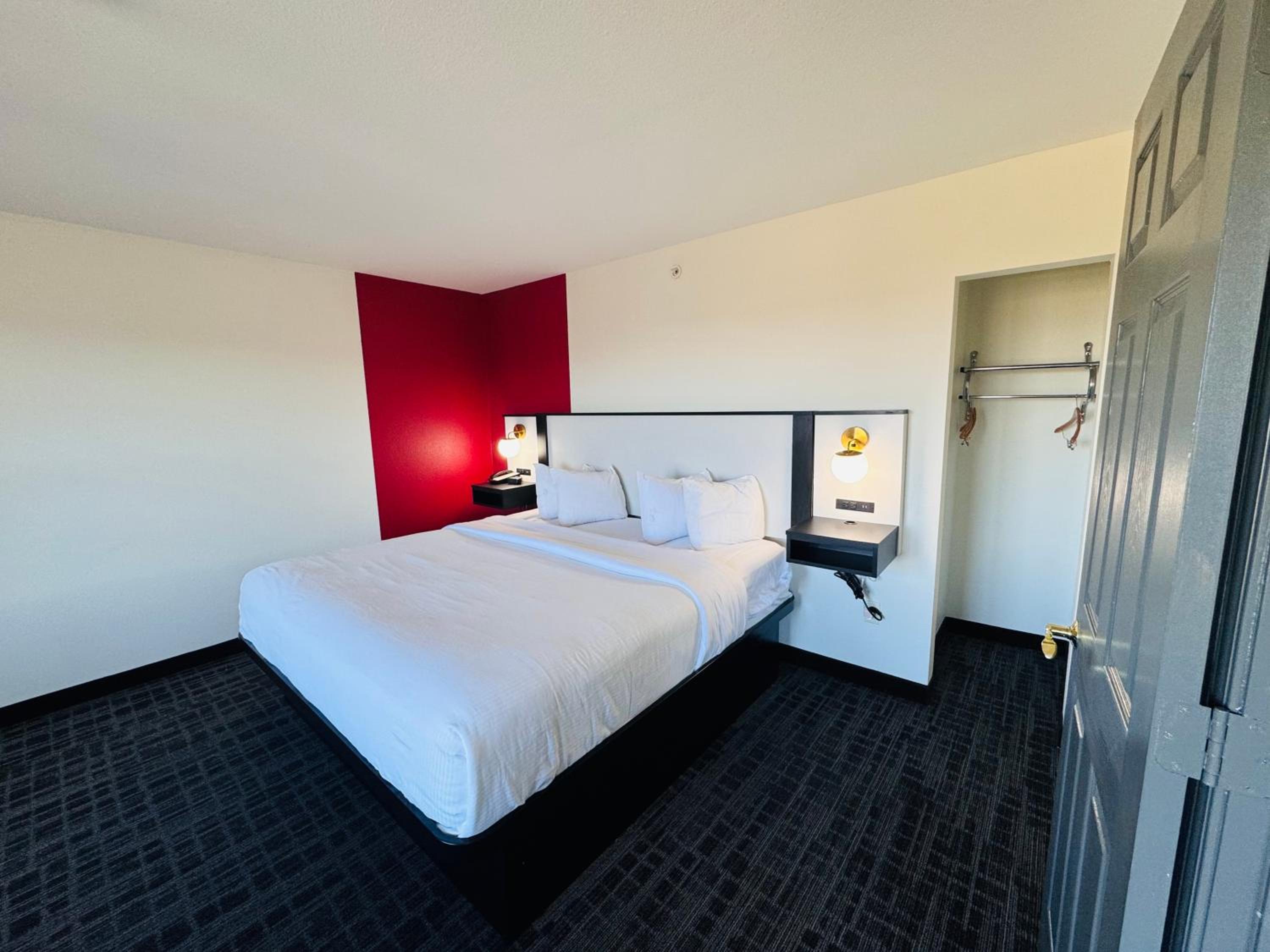 King One-Bedroom Suite - Track View/Non-Smoking - Photo 3