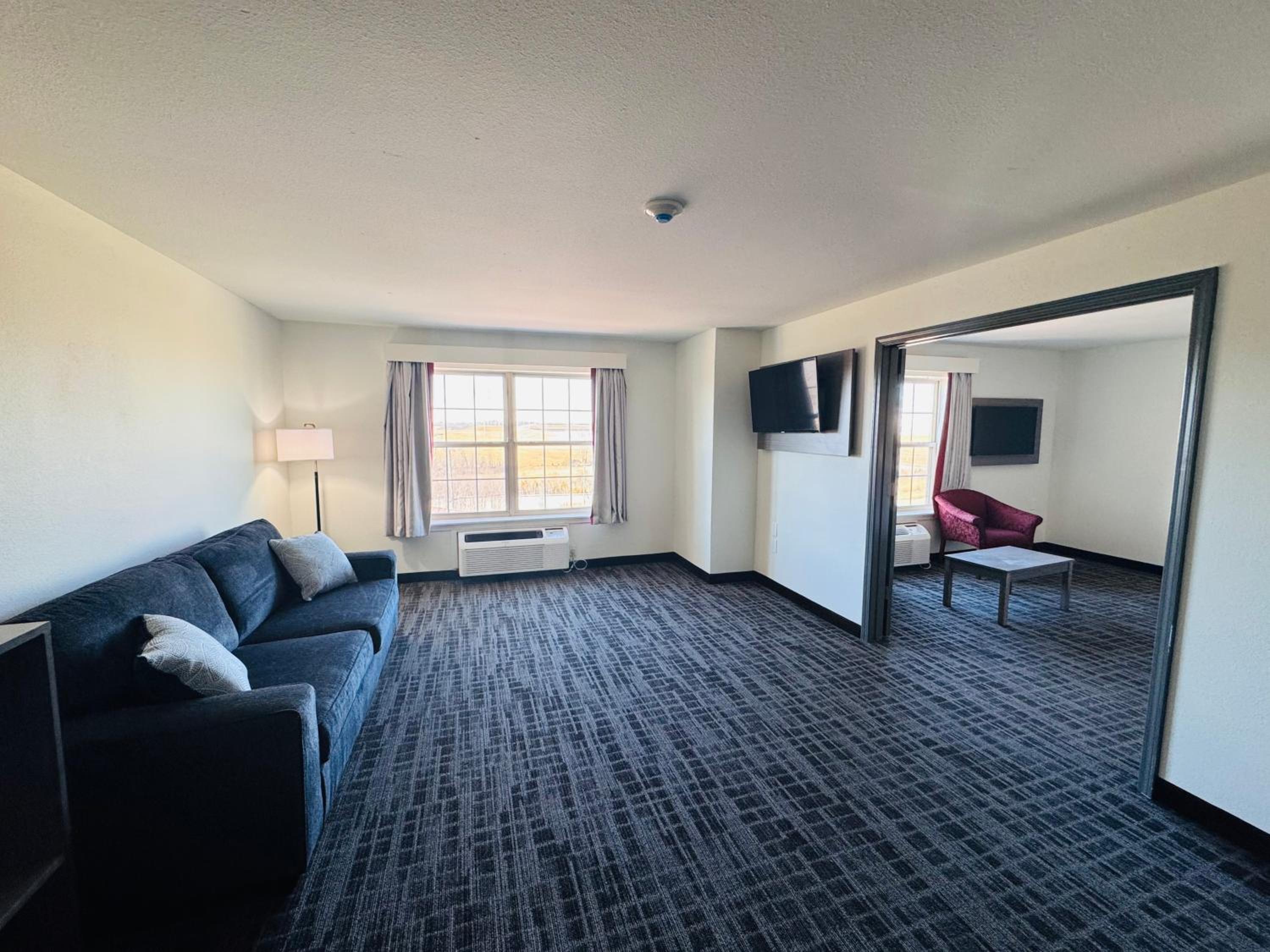 King One-Bedroom Suite - Track View/Non-Smoking - Photo 2