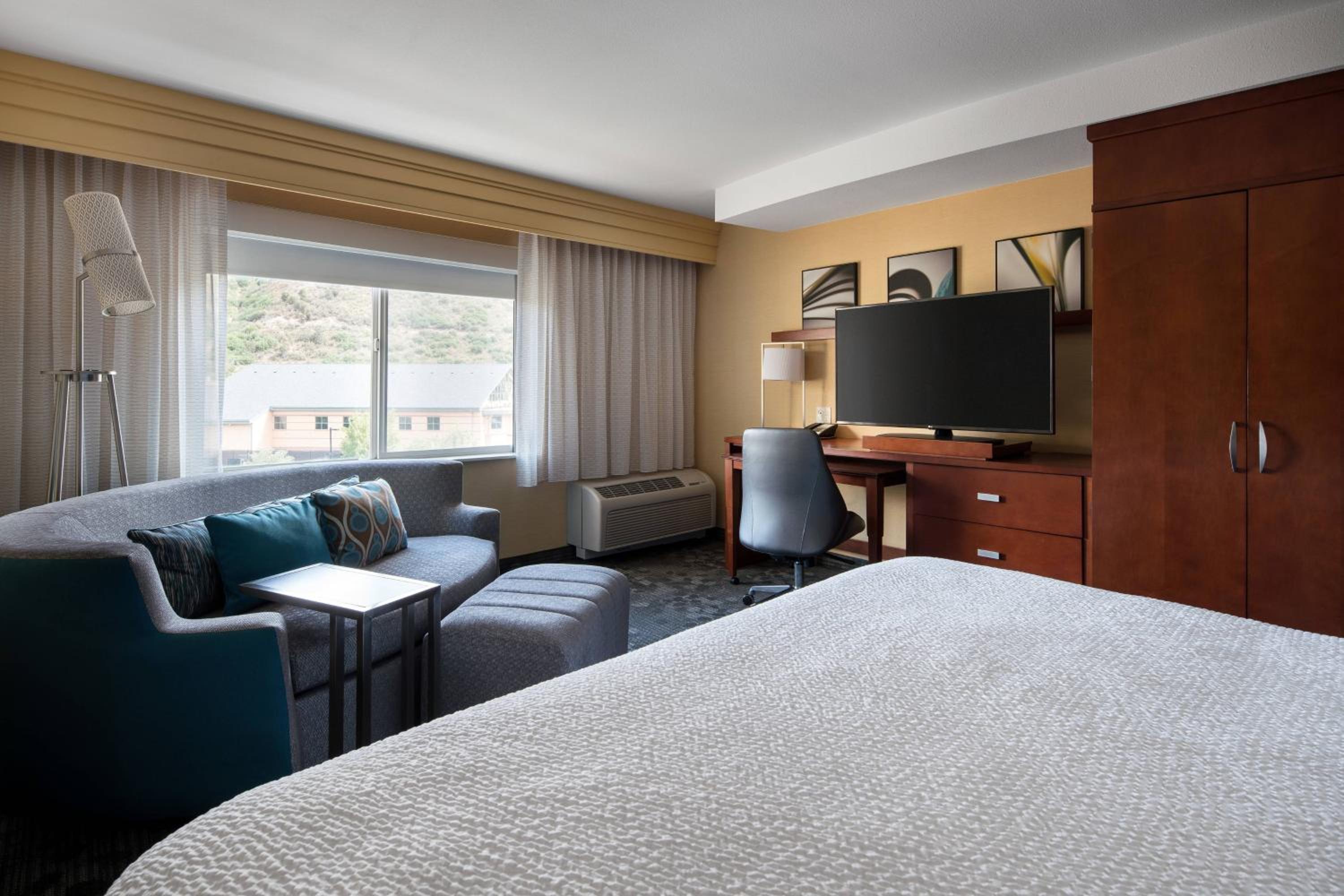 King Room with Sofa Bed - Photo 2