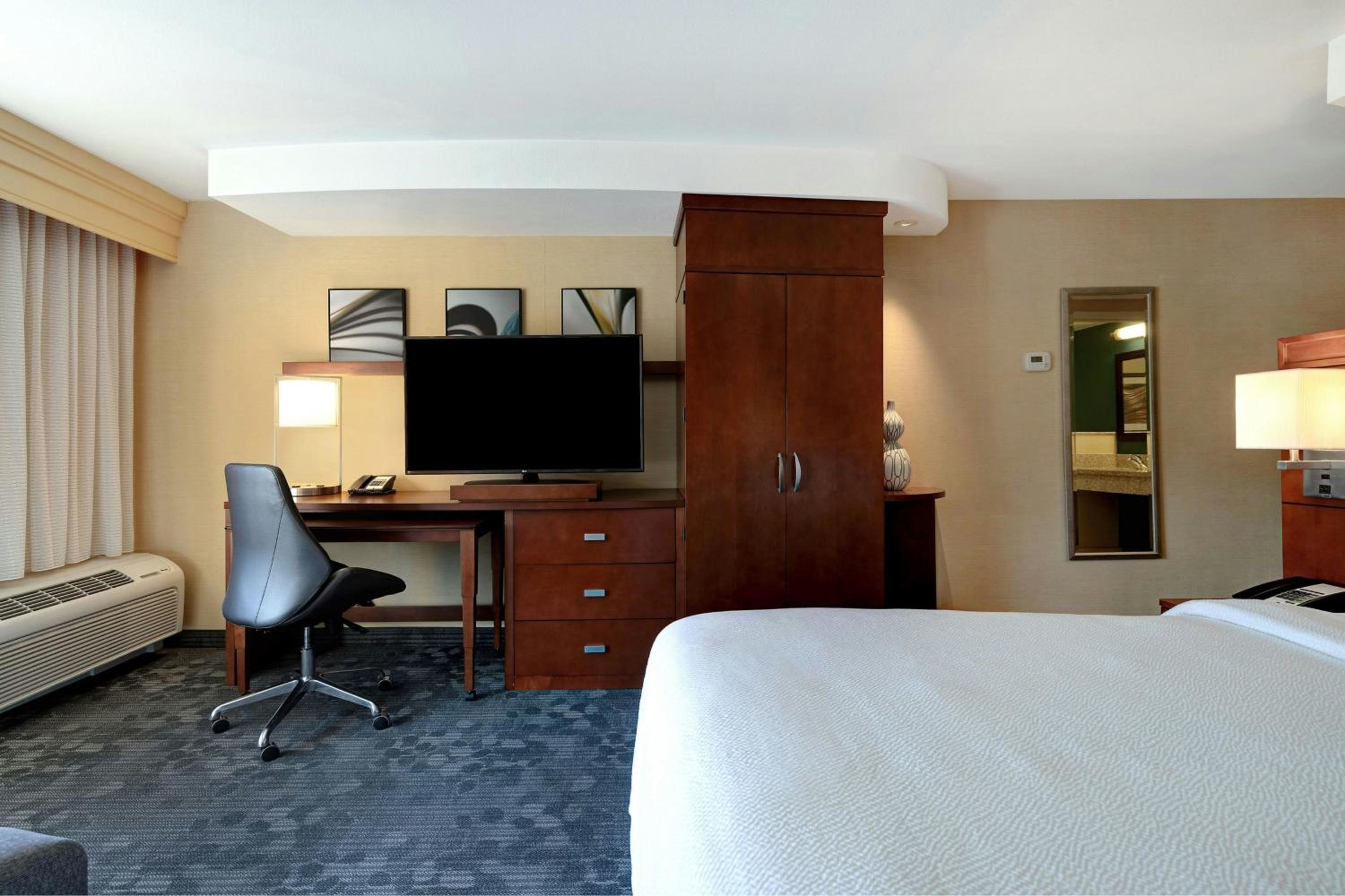 King Room with Sofa Bed - Photo 3