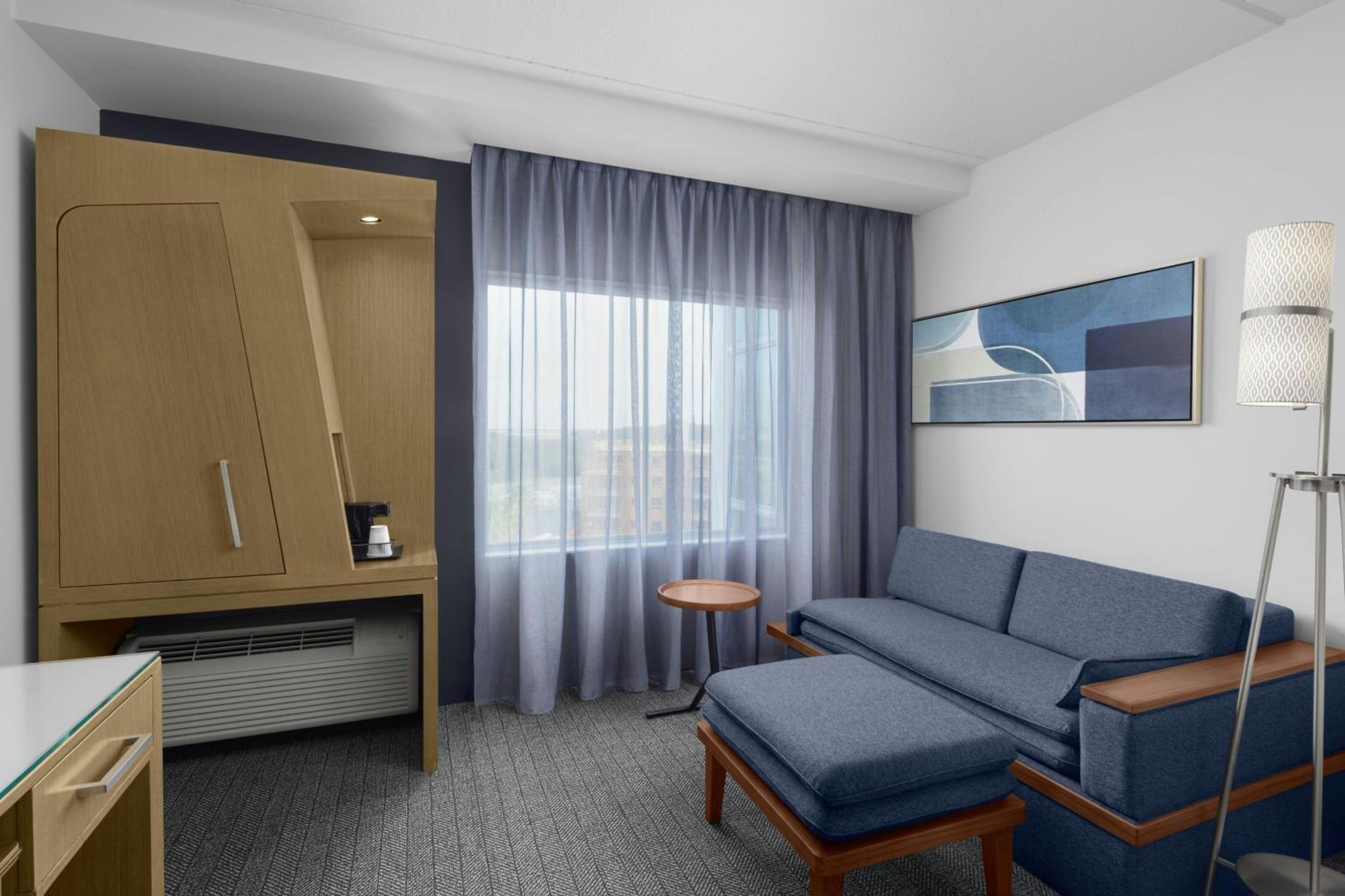 King Room with Bathtub - Mobility Access thumbnail 6