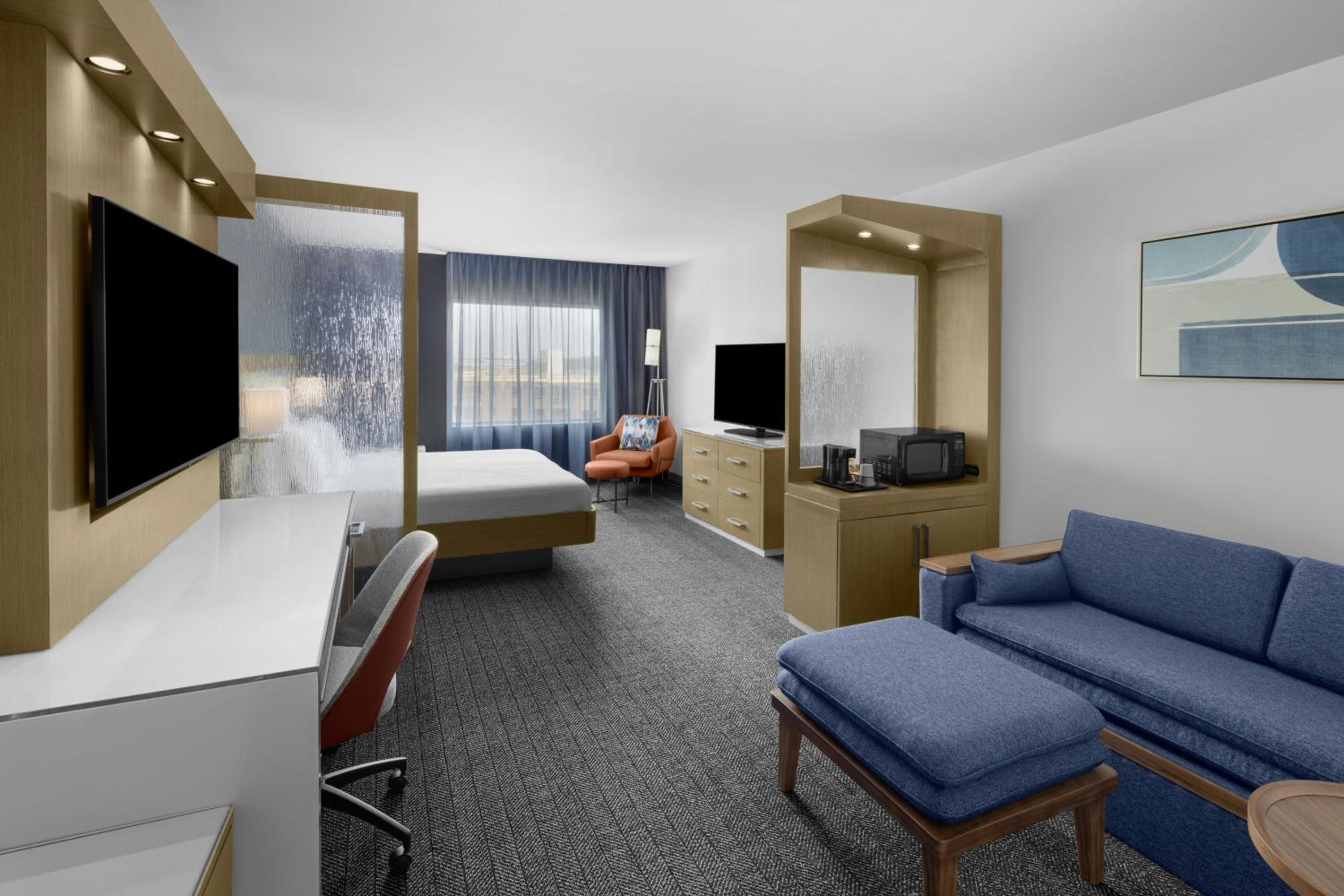 King Suite with Bathtub and Sofa Bed - Mobility Access