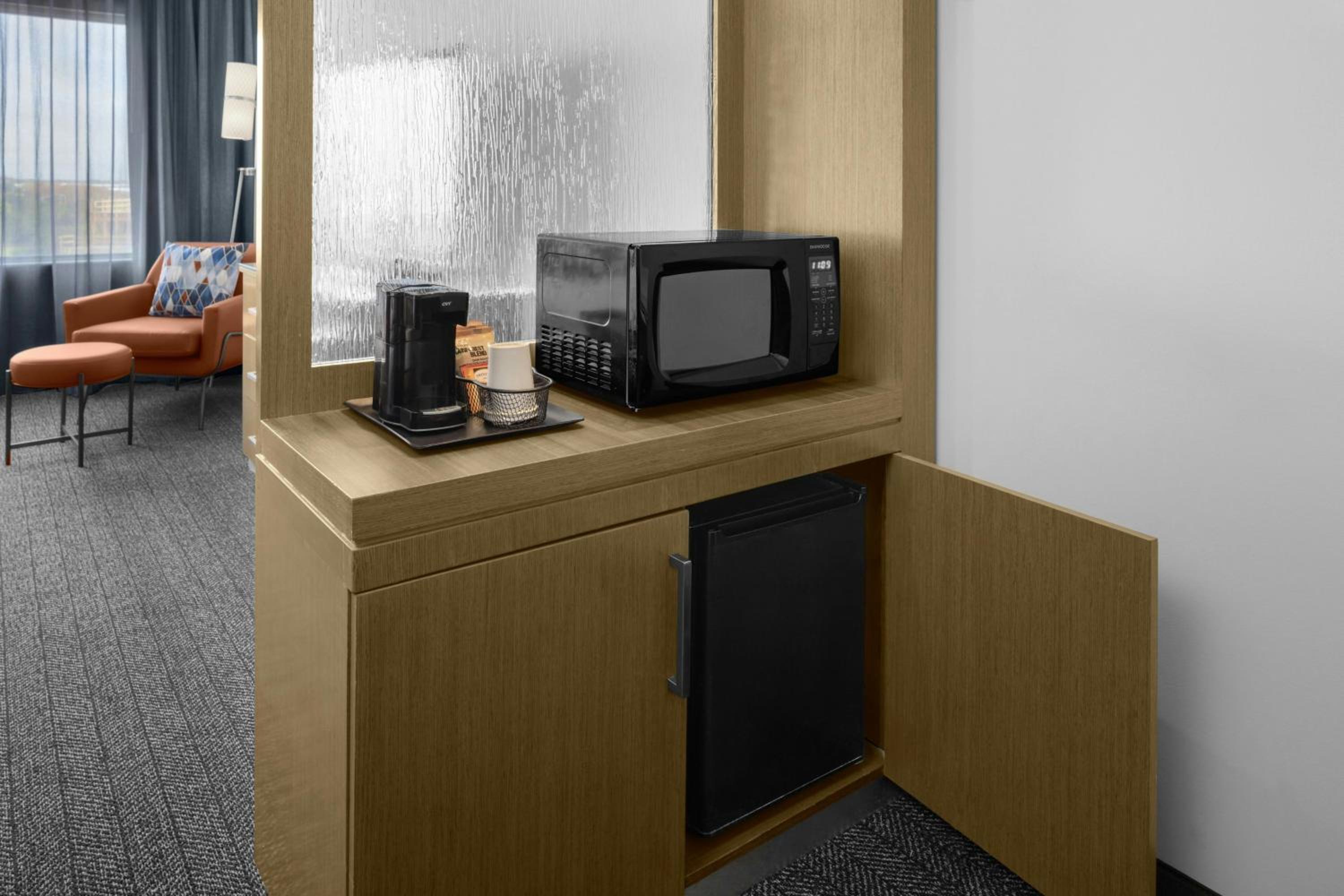 King Suite with Bathtub and Sofa Bed - Mobility Access