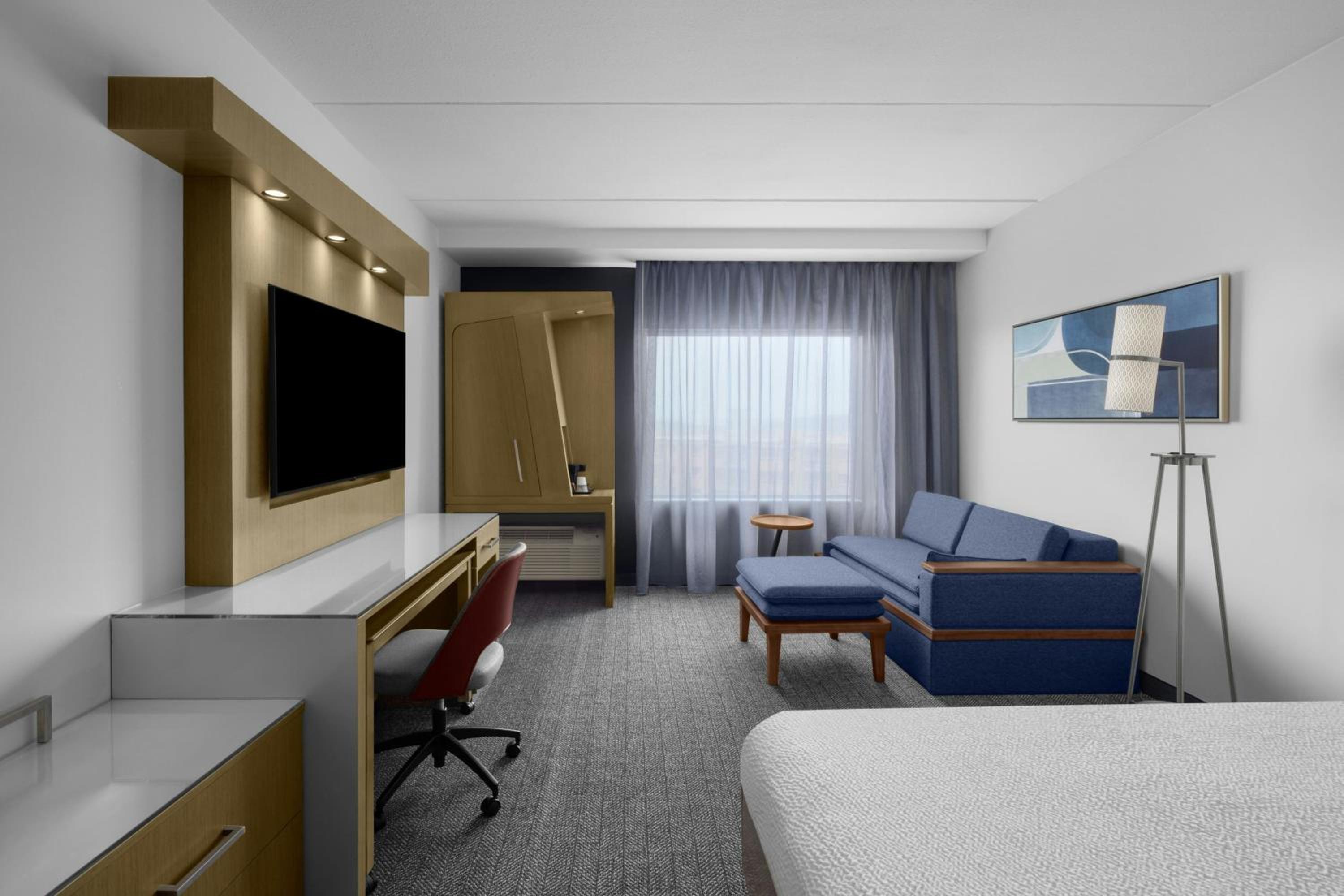 Queen Suite with Two Queen Beds, Bathtub and Sofa Bed - Mobility Access thumbnail 6