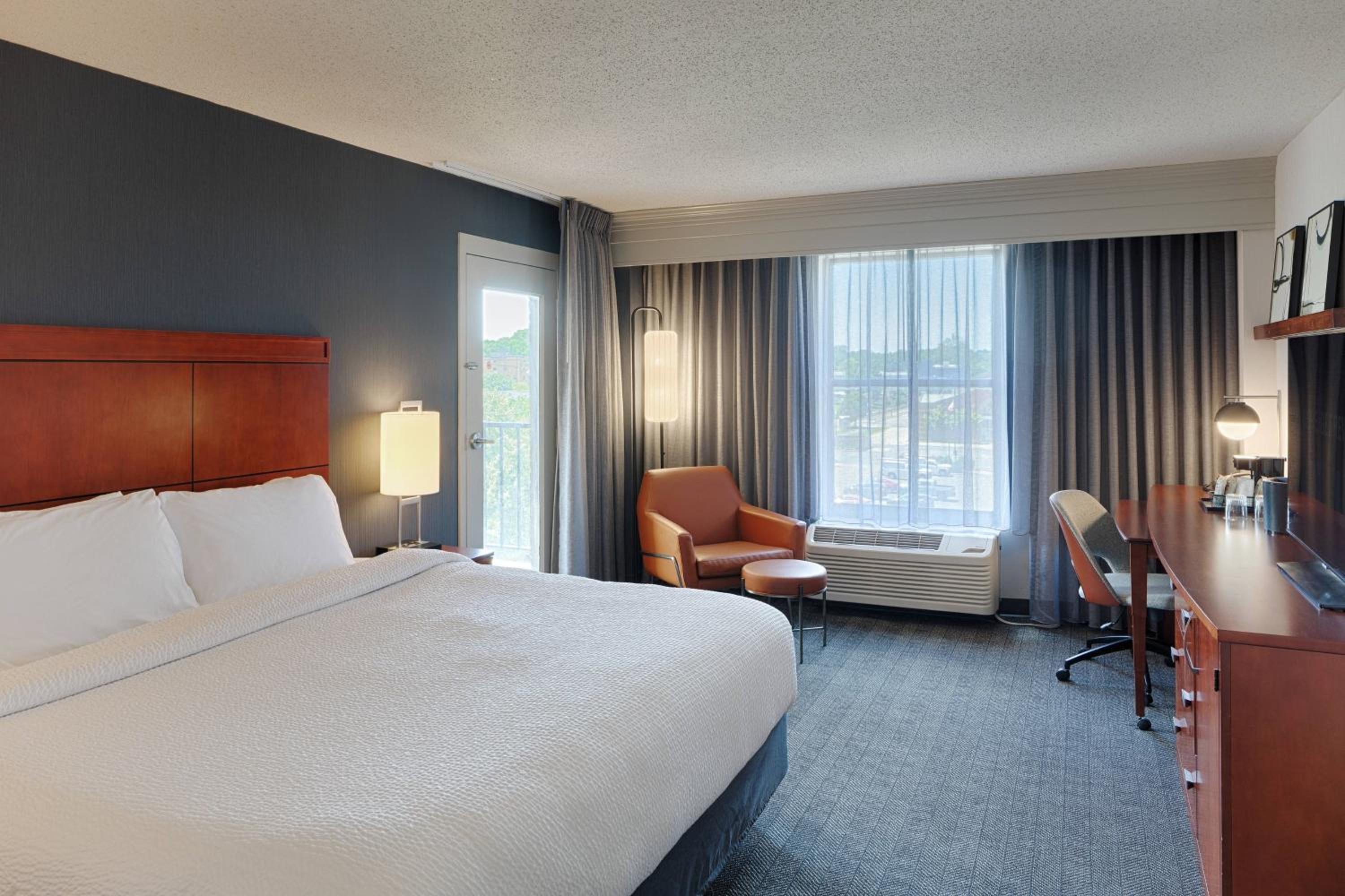 King Room with Balcony - Hearing Accessible - Photo 4