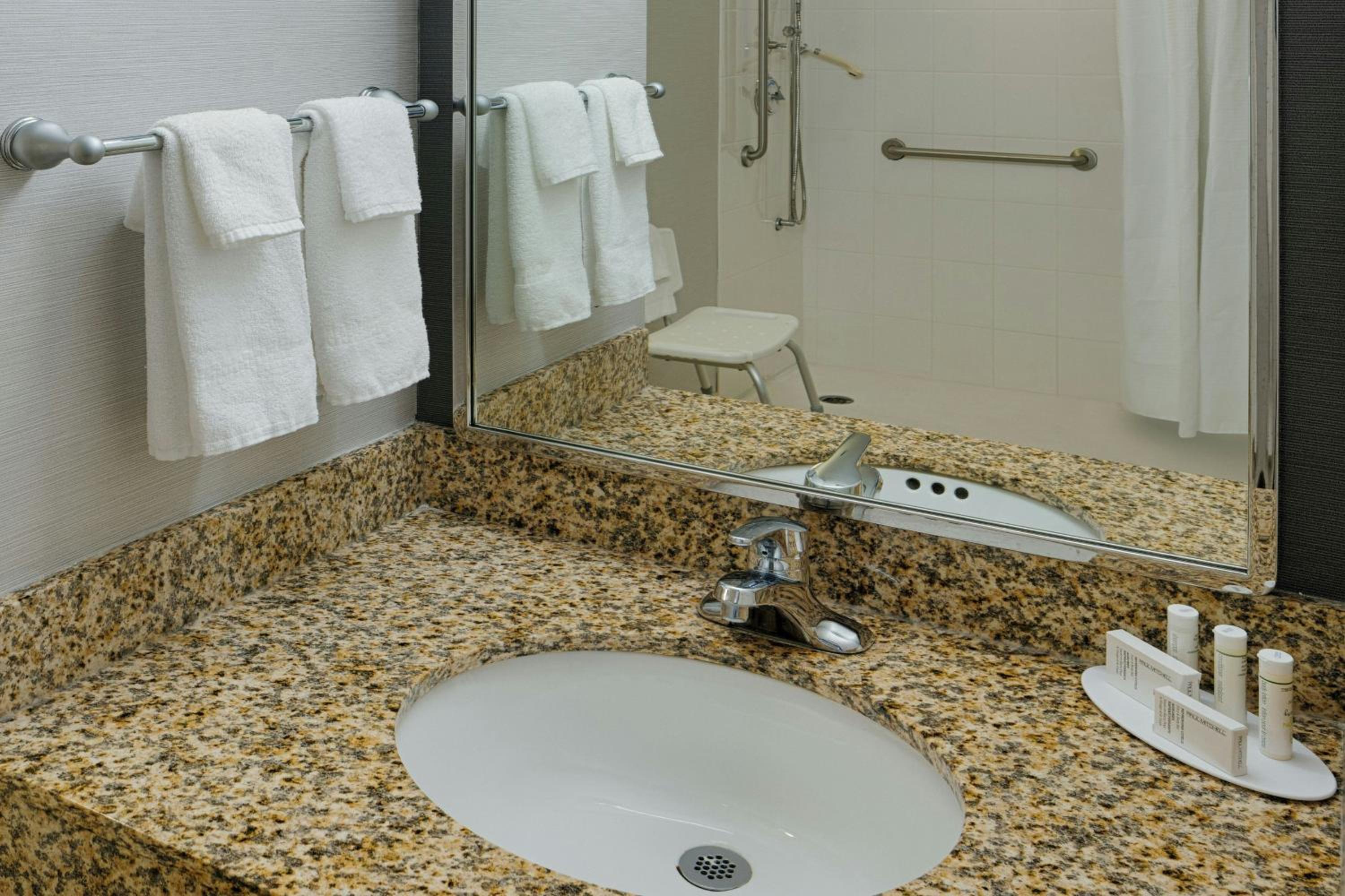 Queen Room with Bathtub - Mobility Access - Photo 2